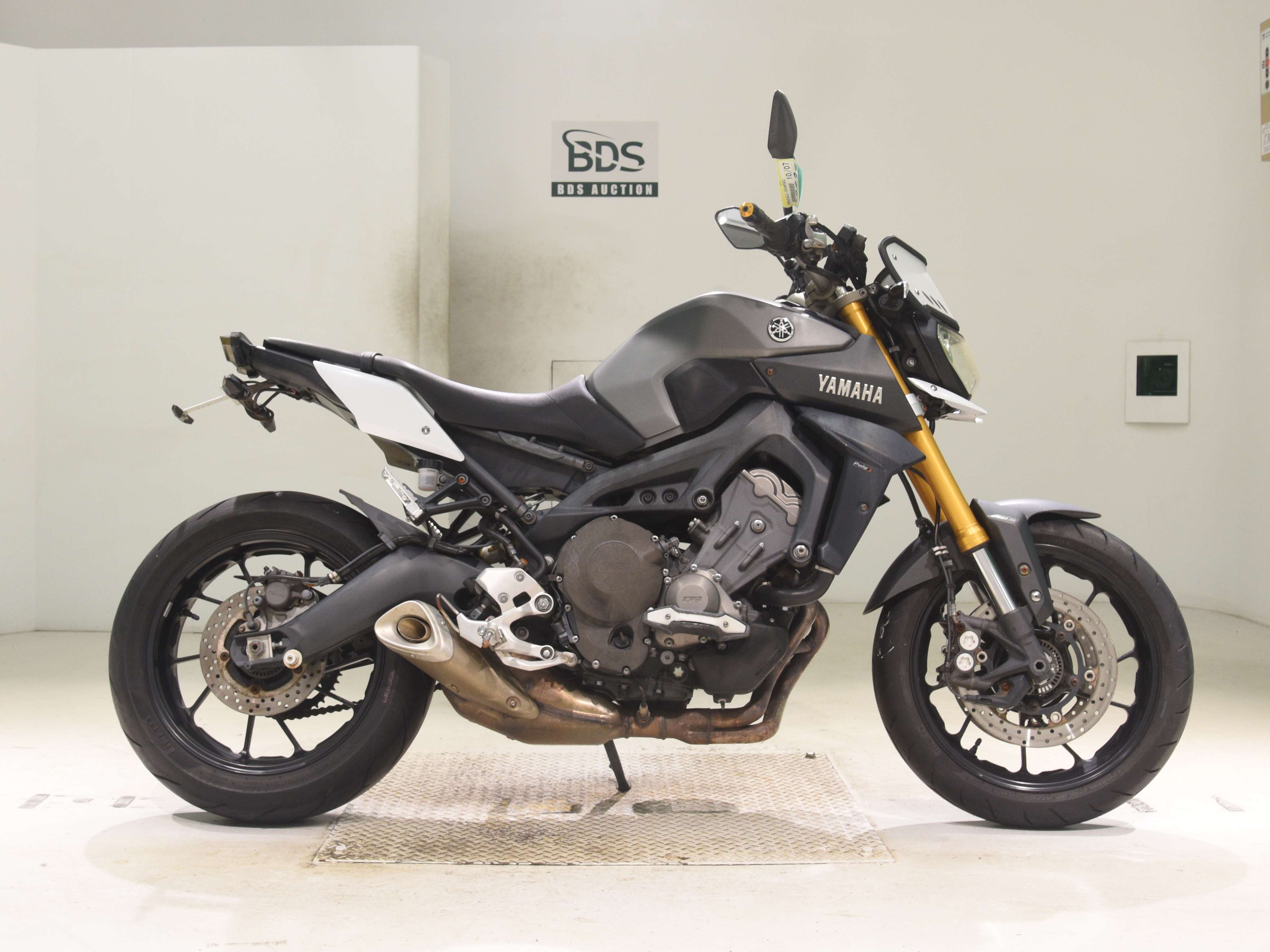 Yamaha MT-09, right