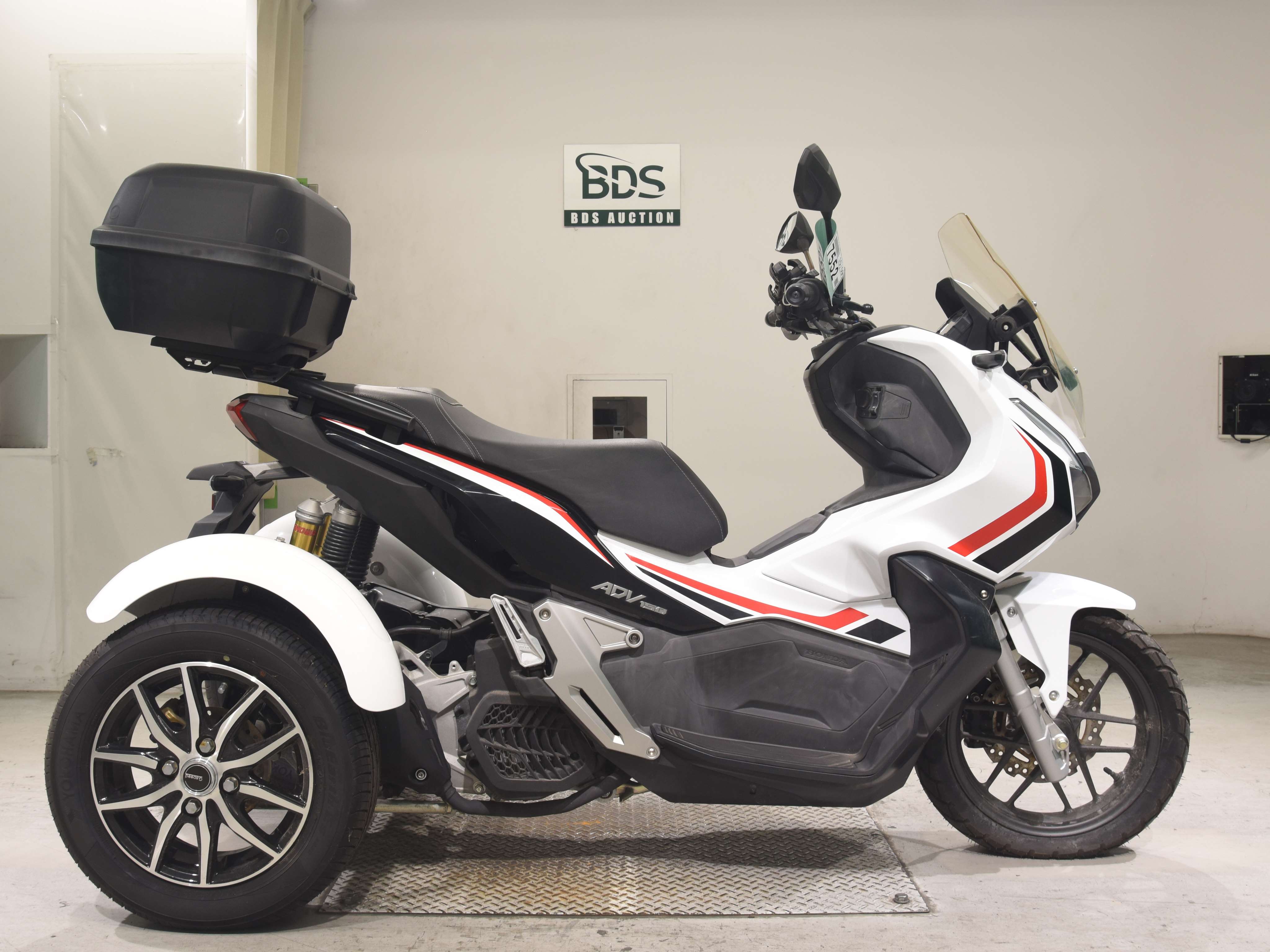 Honda ADV 150, right