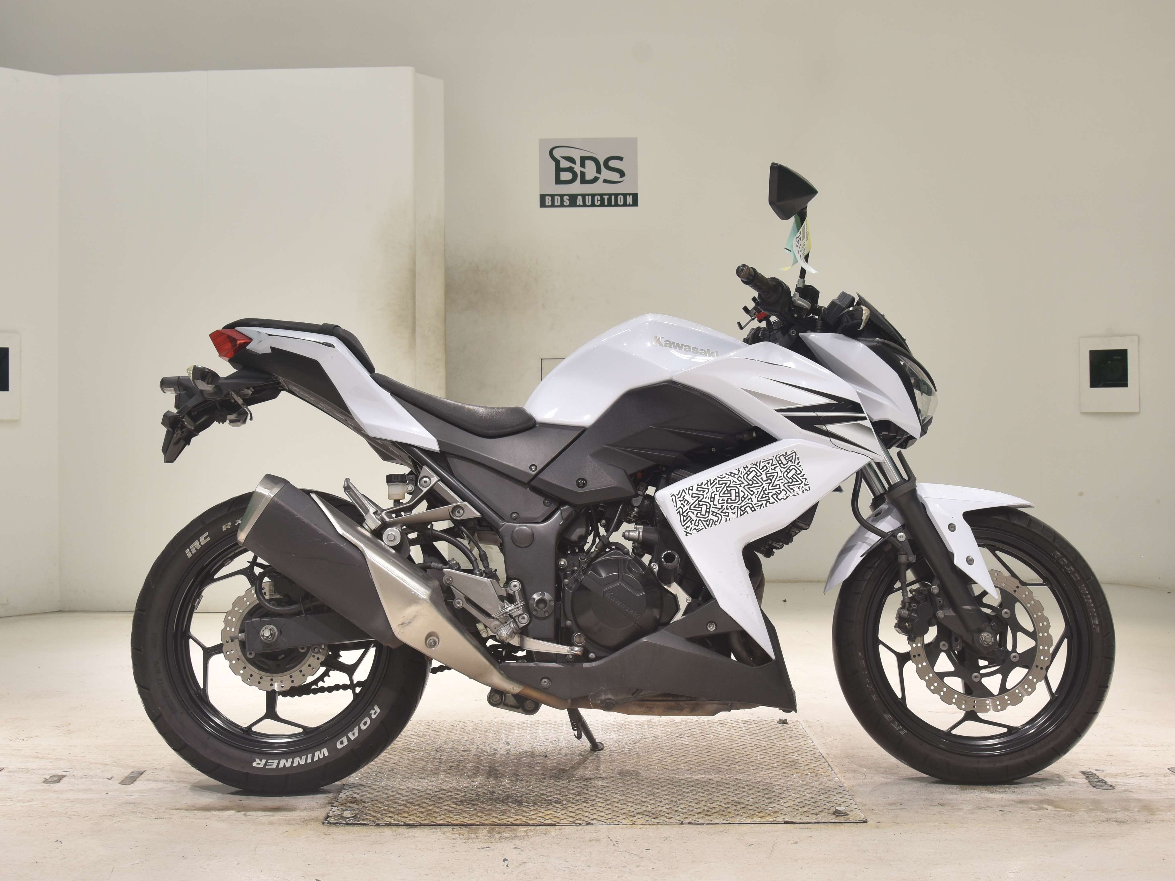 Kawasaki Z250, right