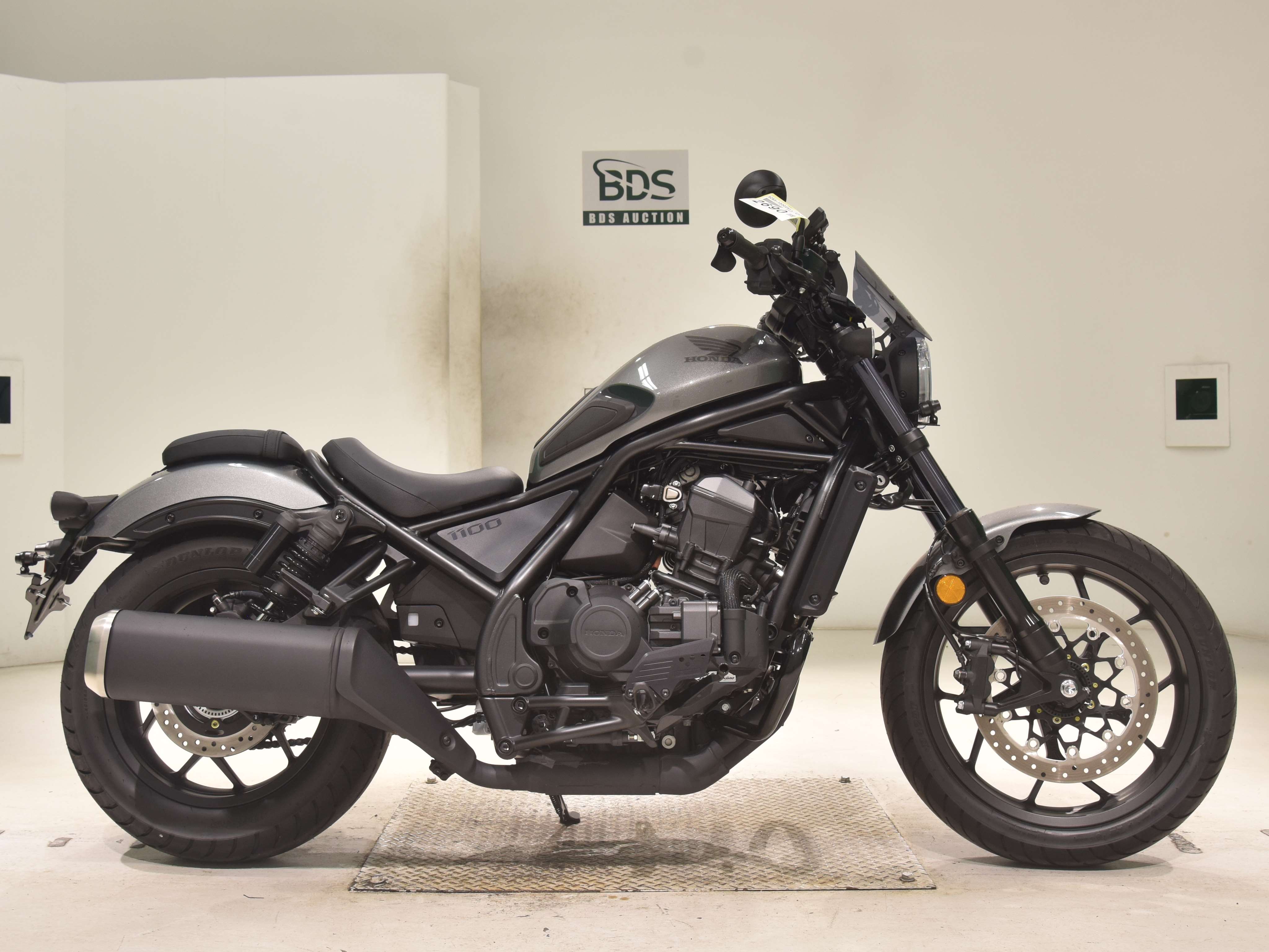 Honda REBEL CMX1100DCT, right