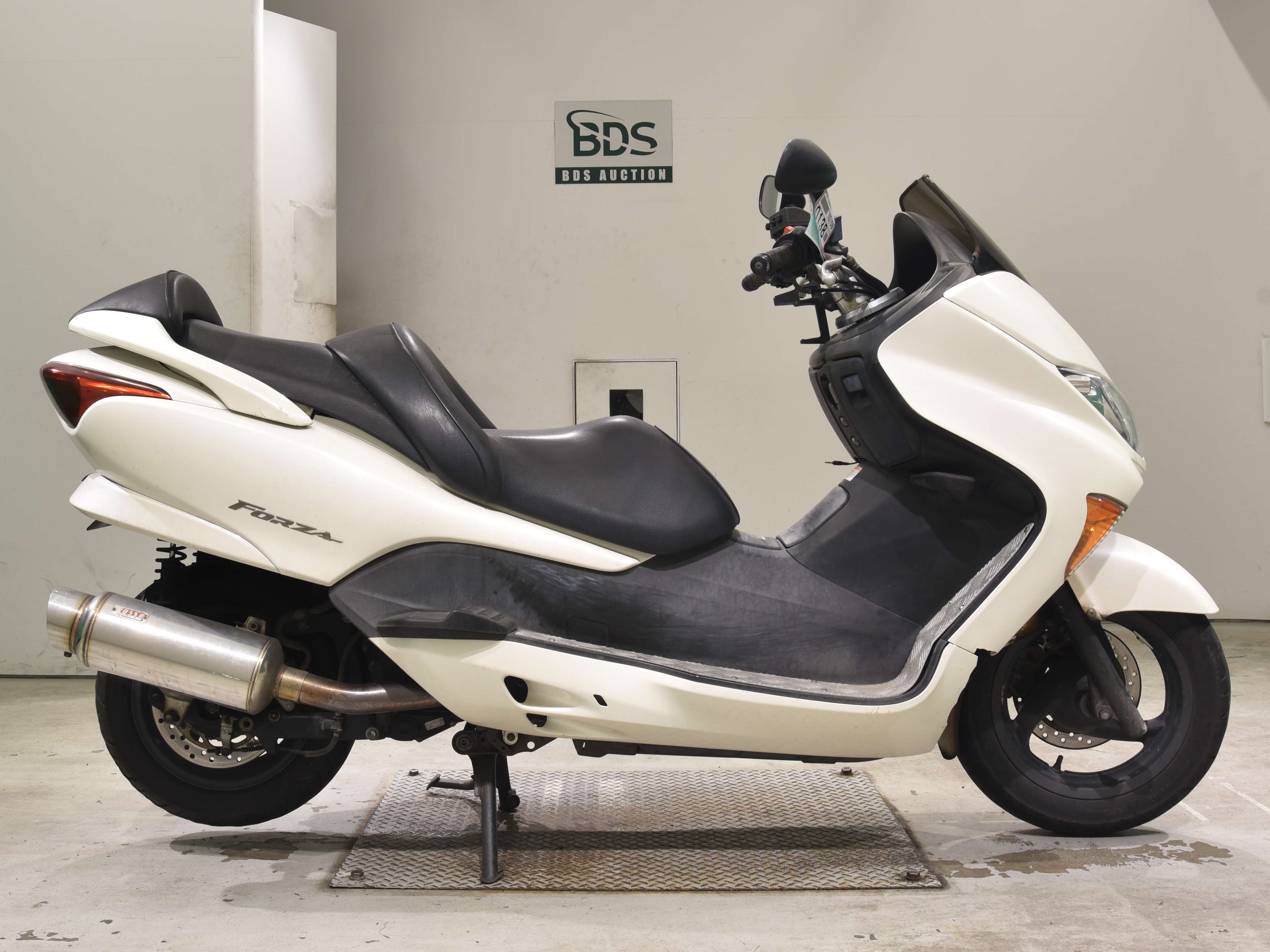 Honda FORZA, right