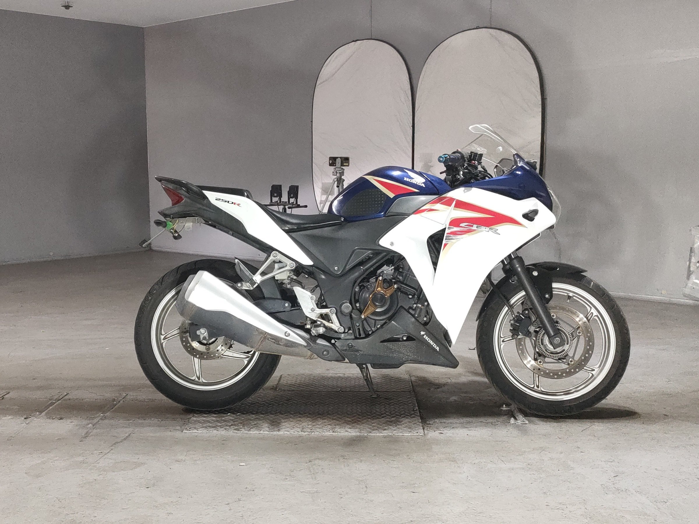 Honda CBR250R, photograph 1