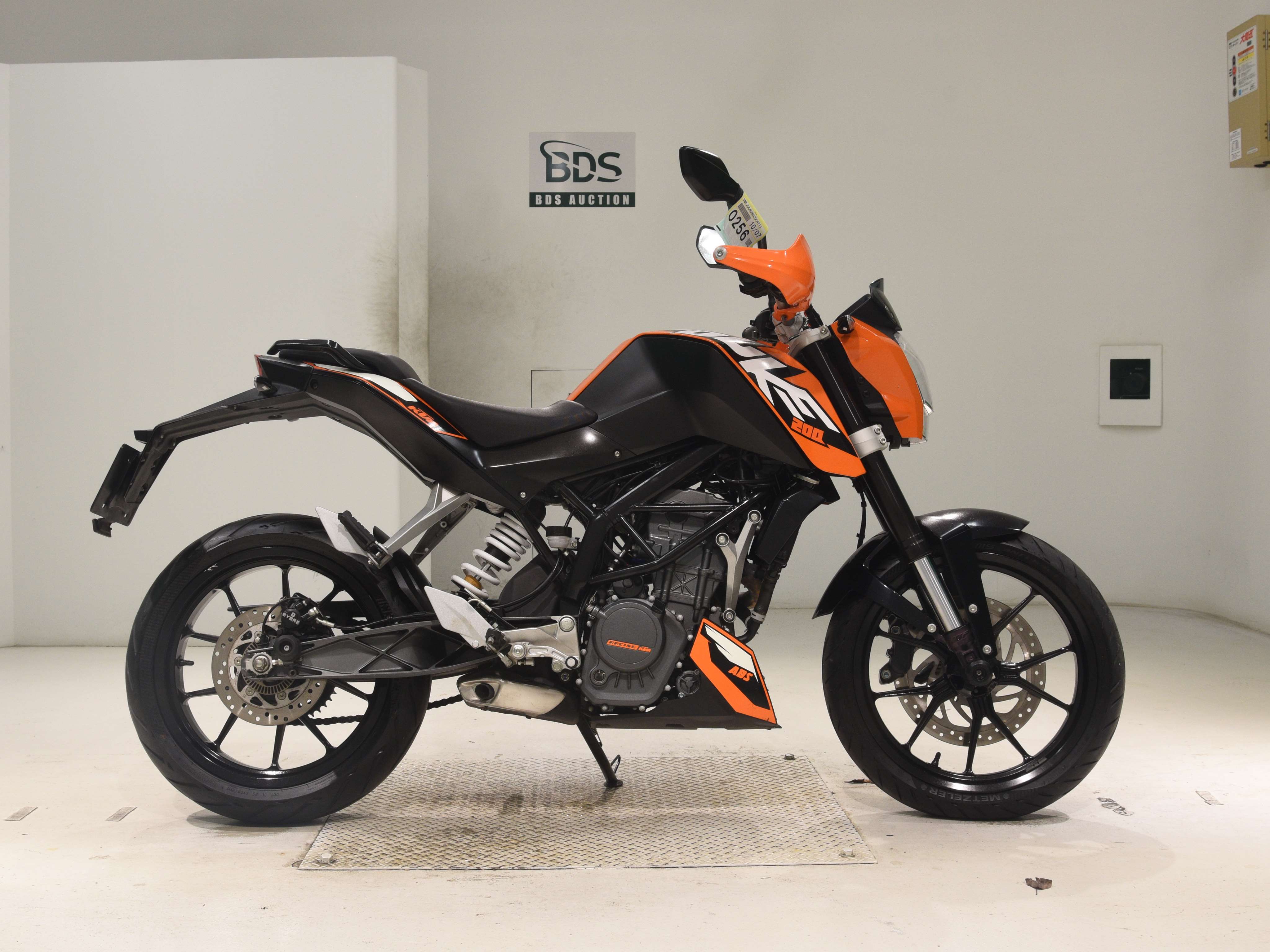 KTM 200 DUKE, right