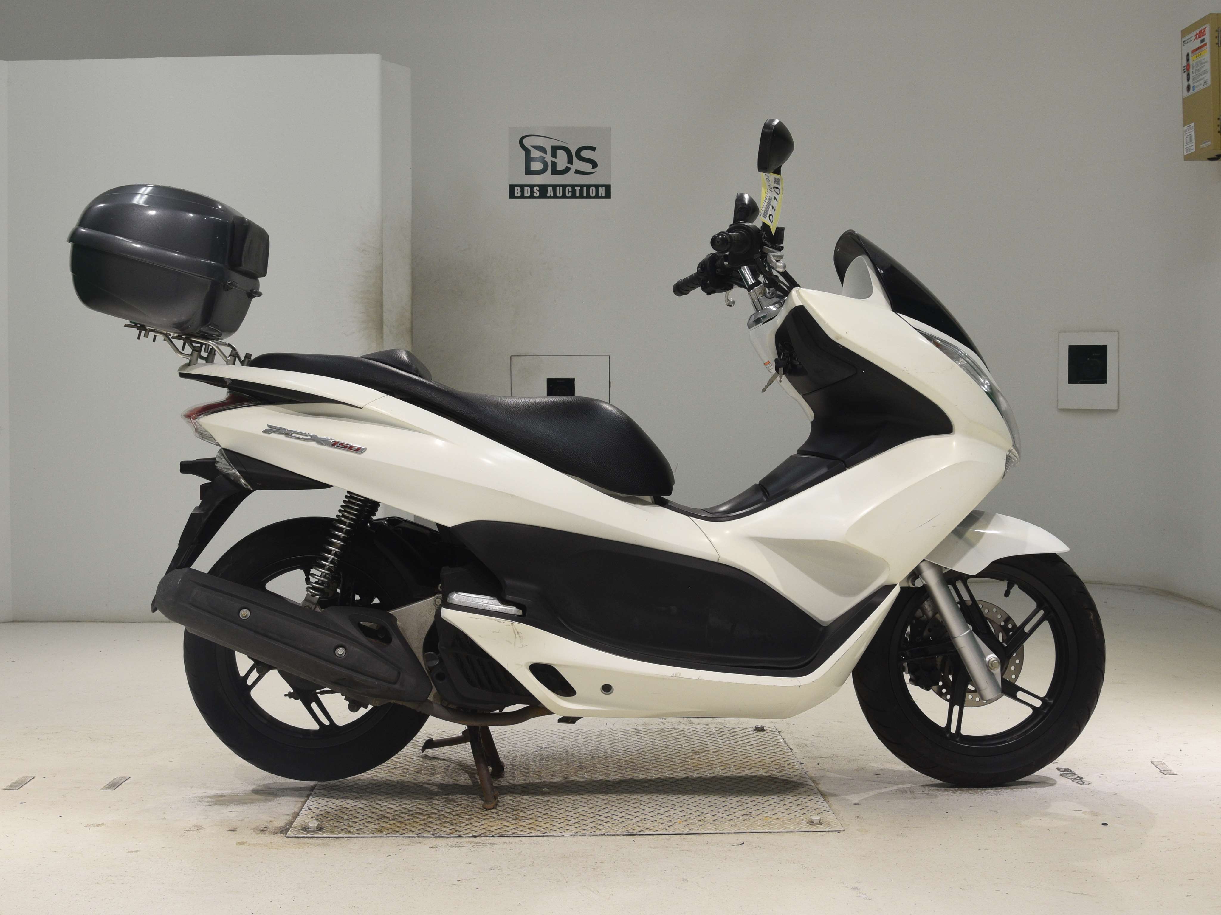 Honda PCX150, right