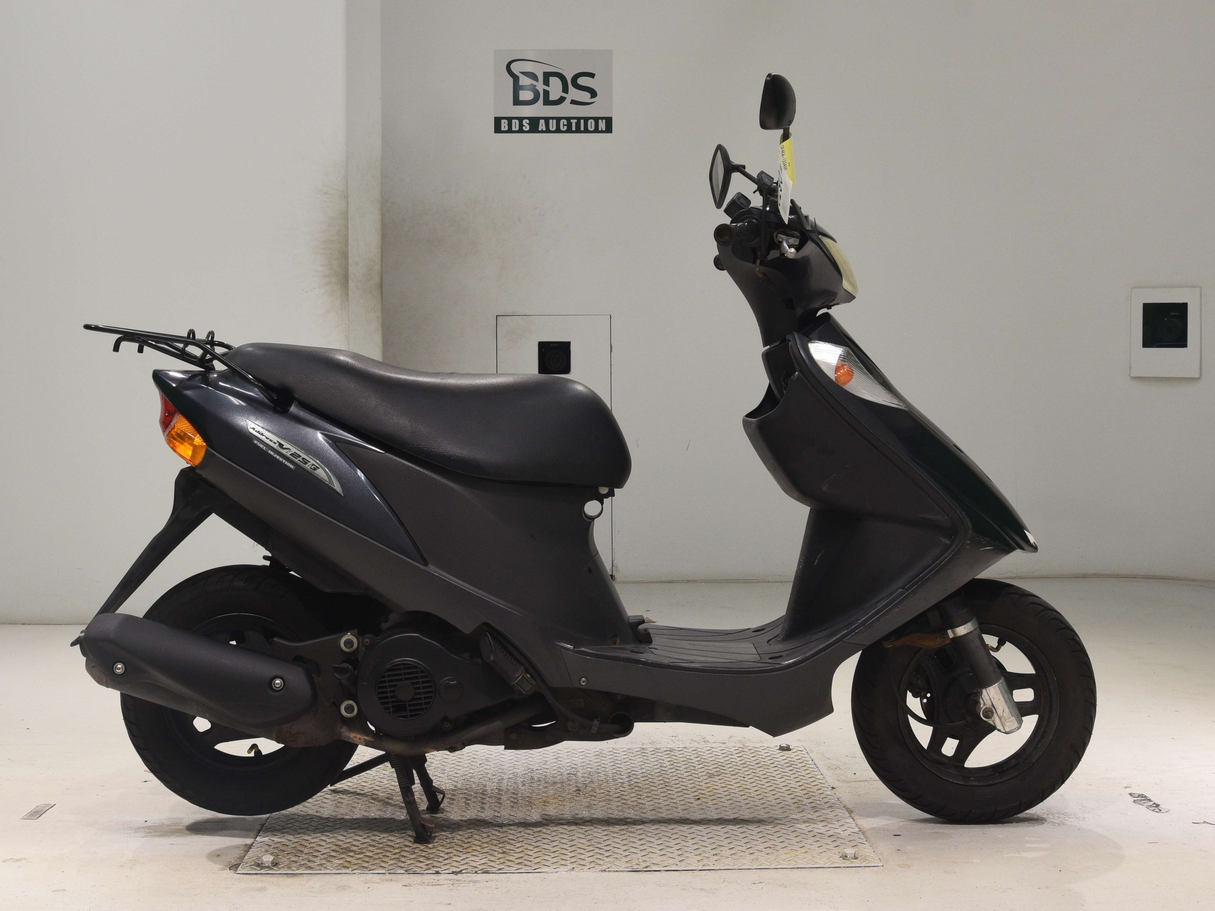 Suzuki ADDRESS V125, right