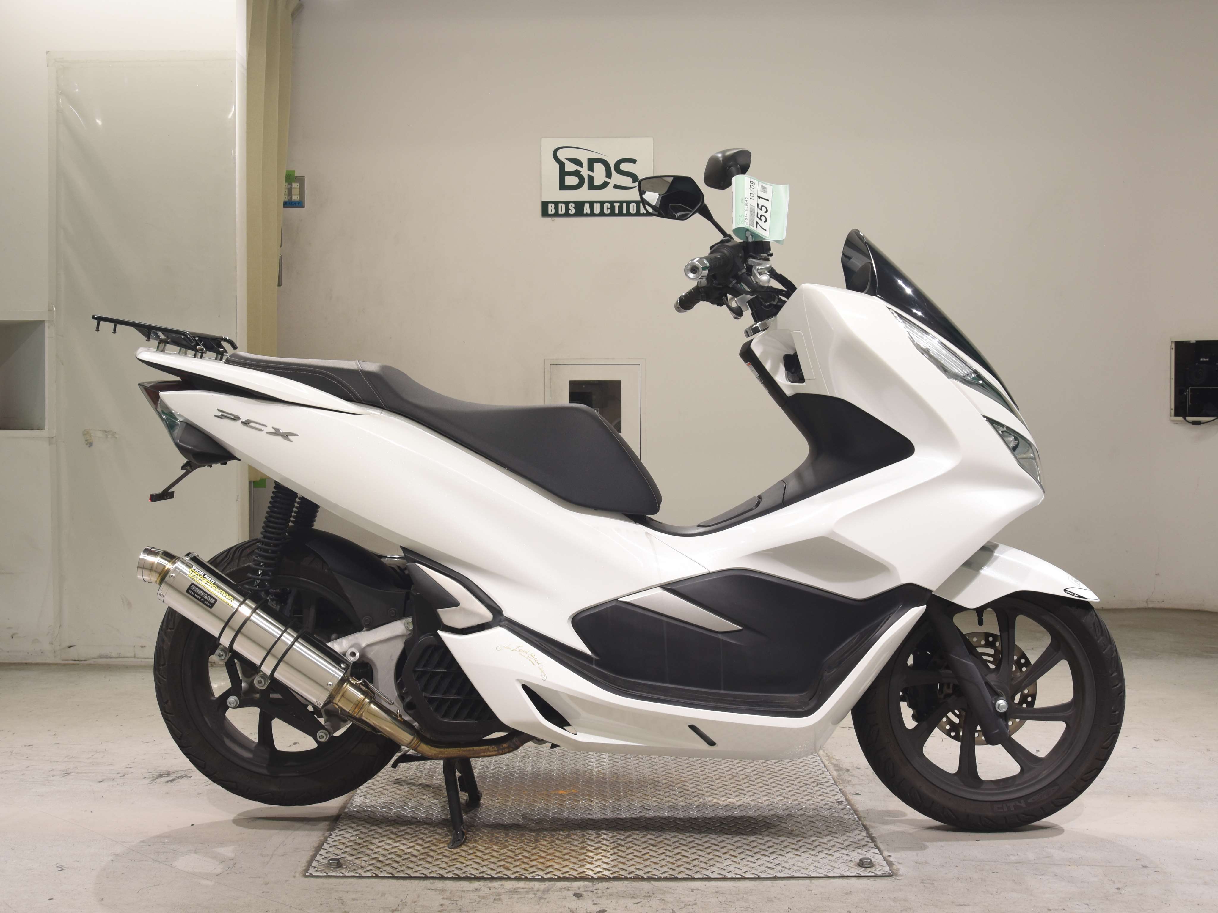 Honda PCX125-3, right