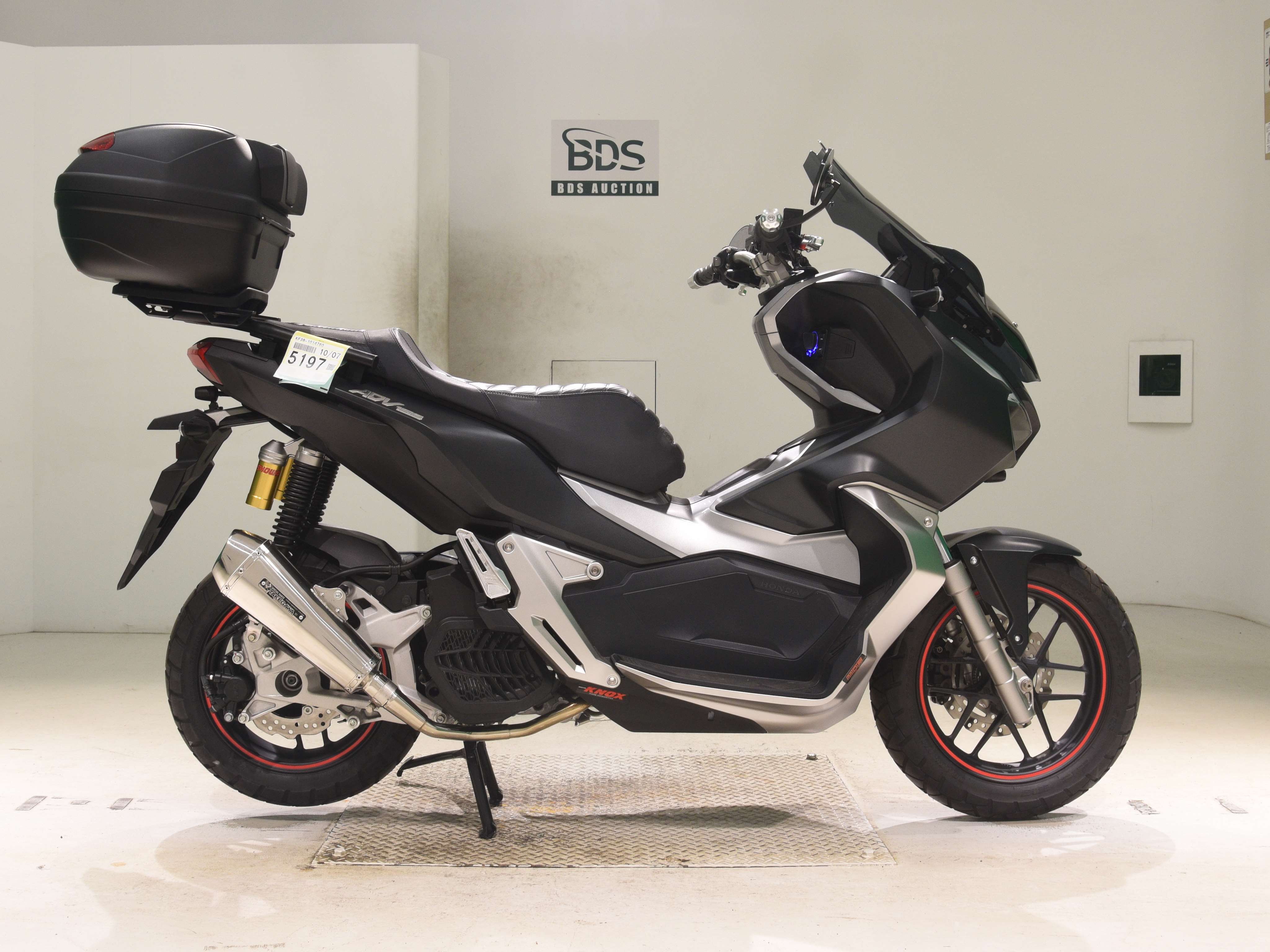 Honda ADV 150, right