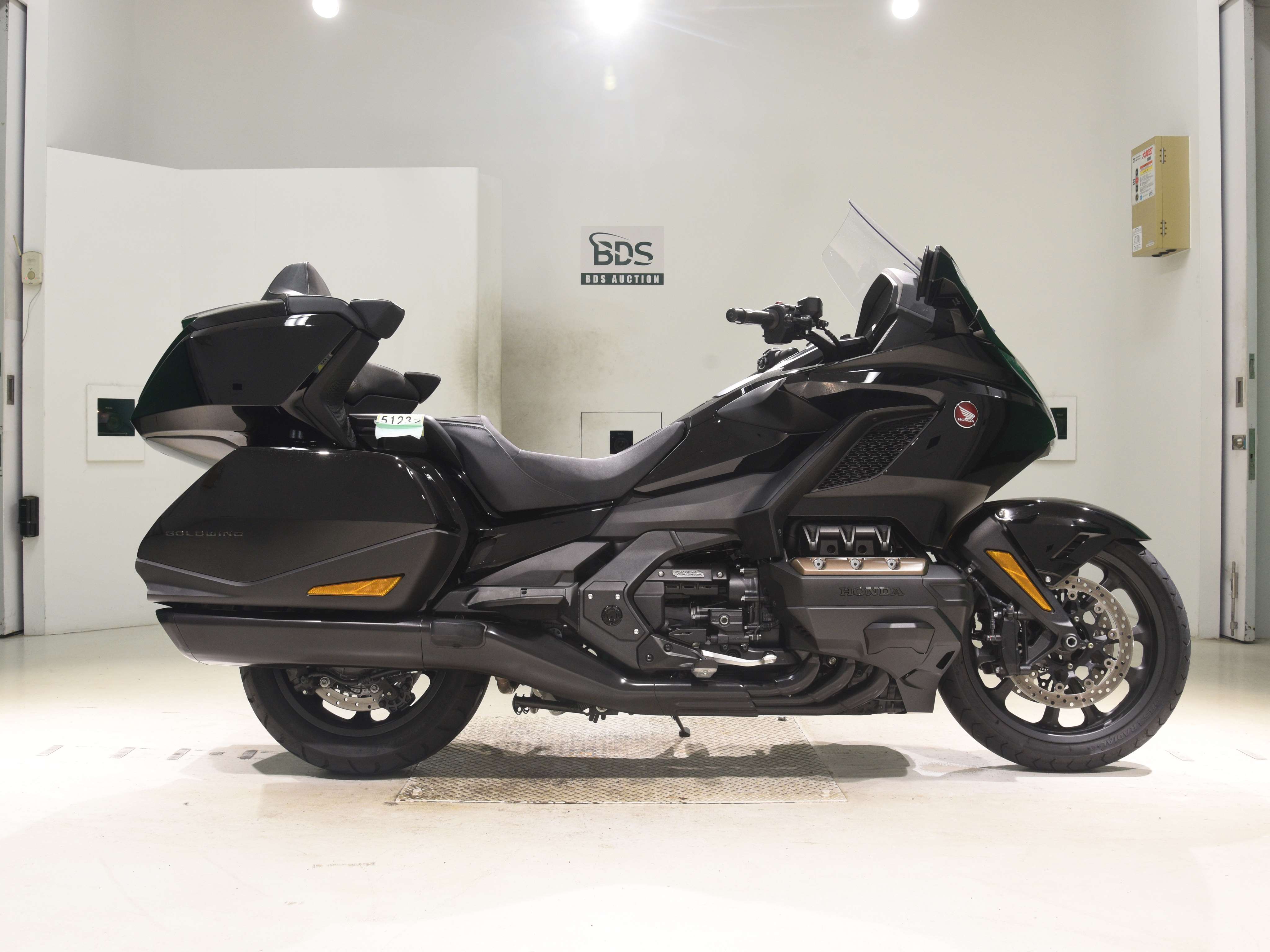 Honda GL1800 TOUR D, right