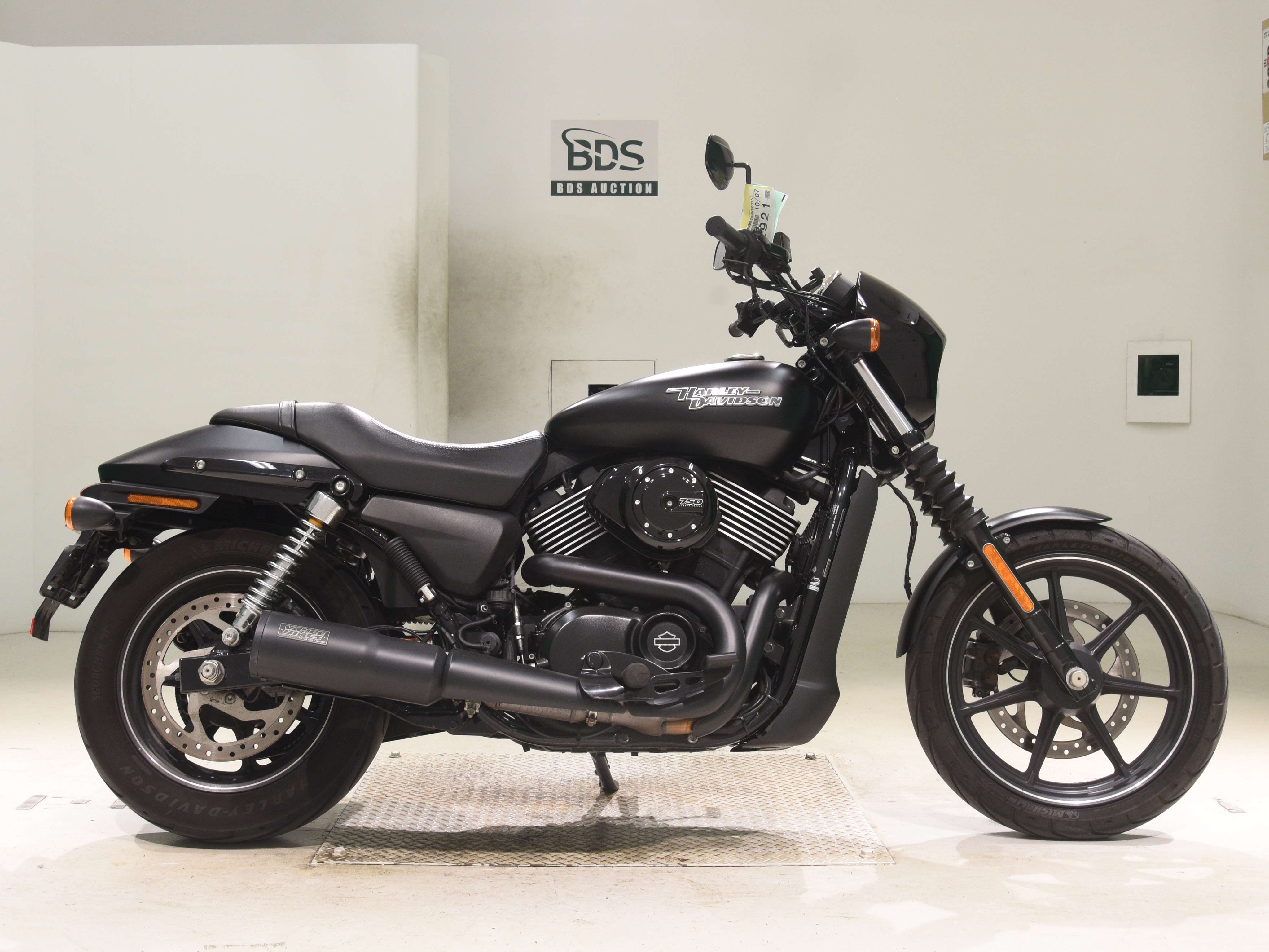 HD STREET XG750, right