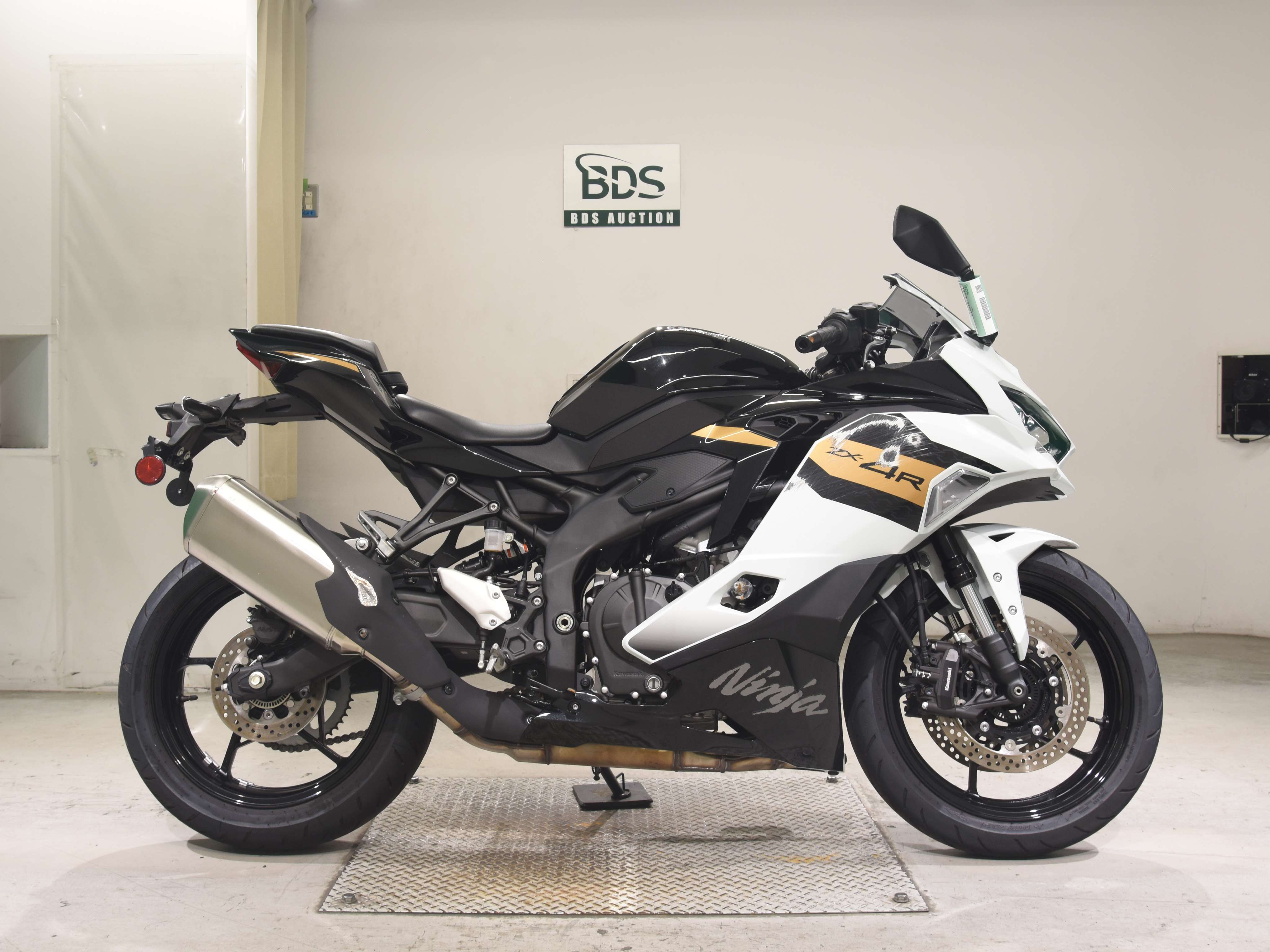 Kawasaki ZX-4R SE, right