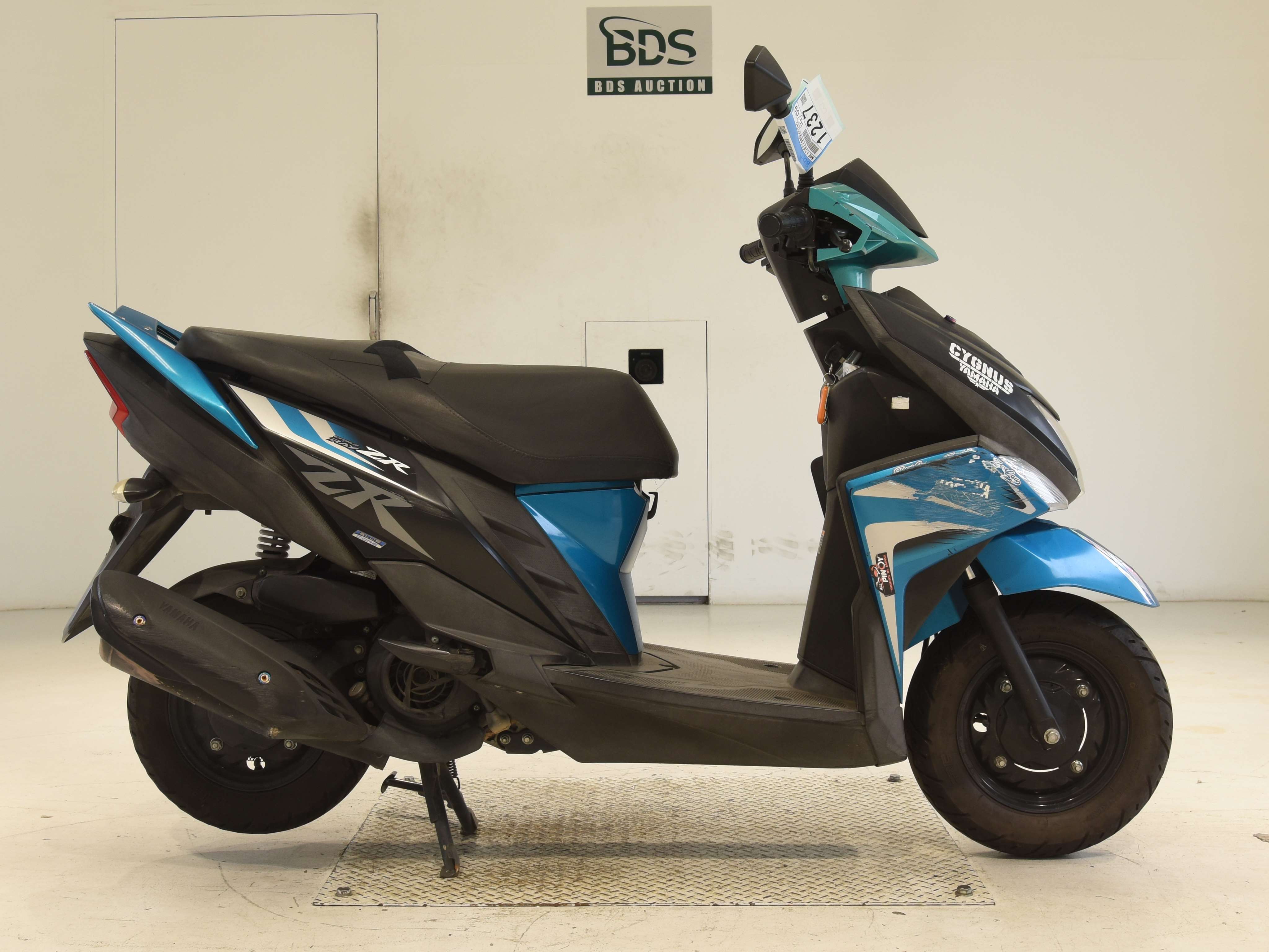 Yamaha CYGNUS, right