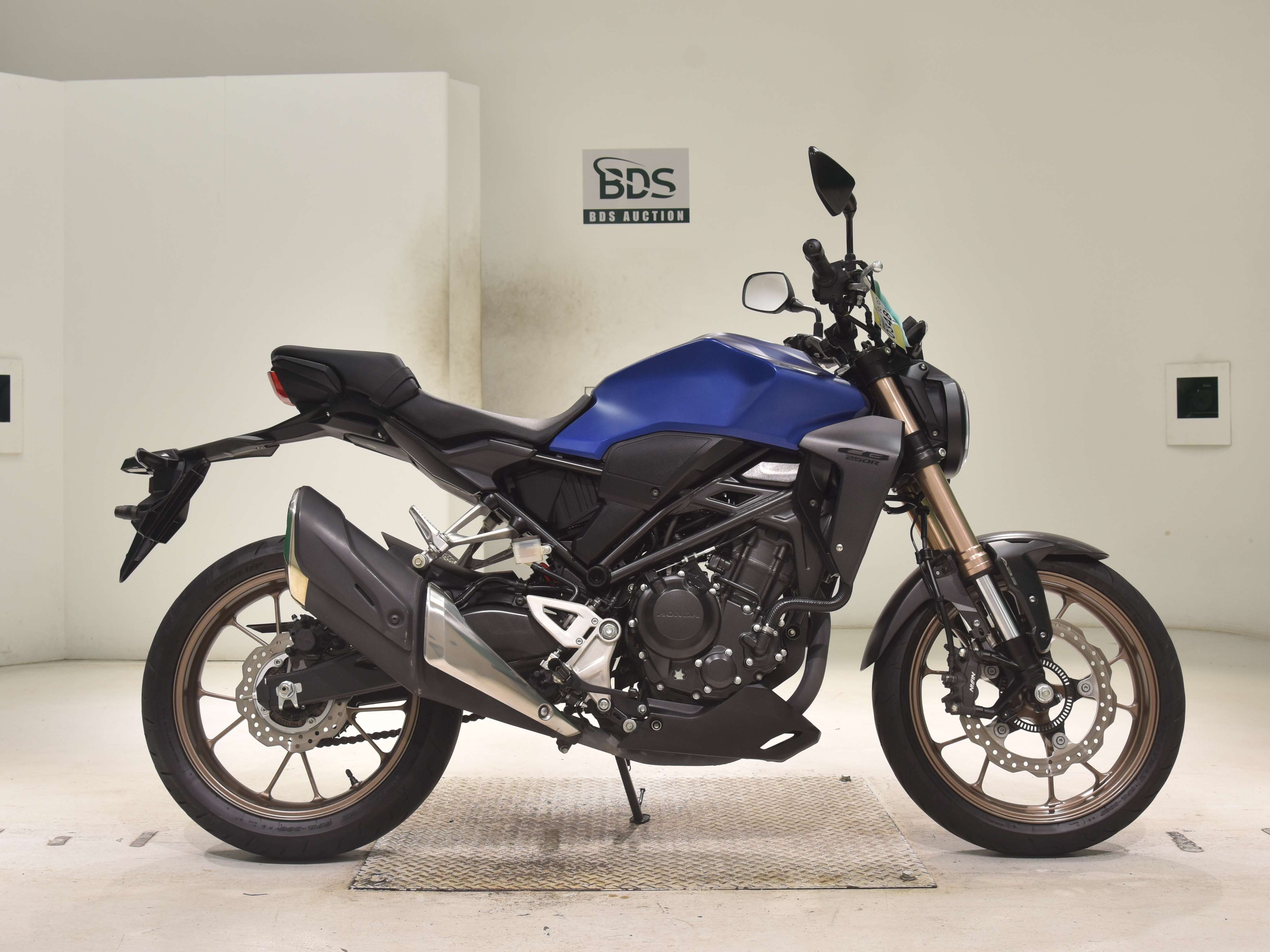 Honda CB250R, right