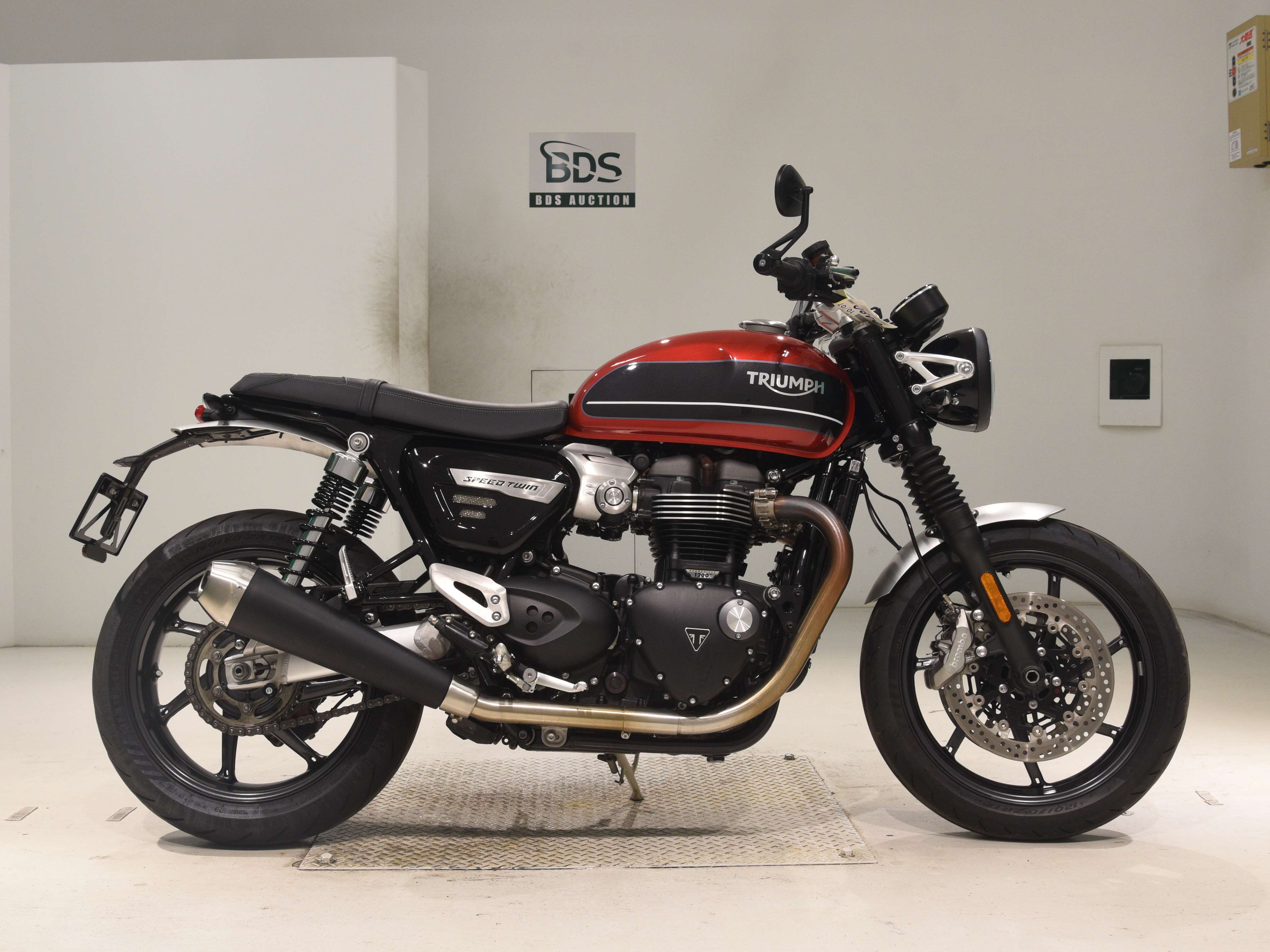 Triumph SPEED TWIN, right