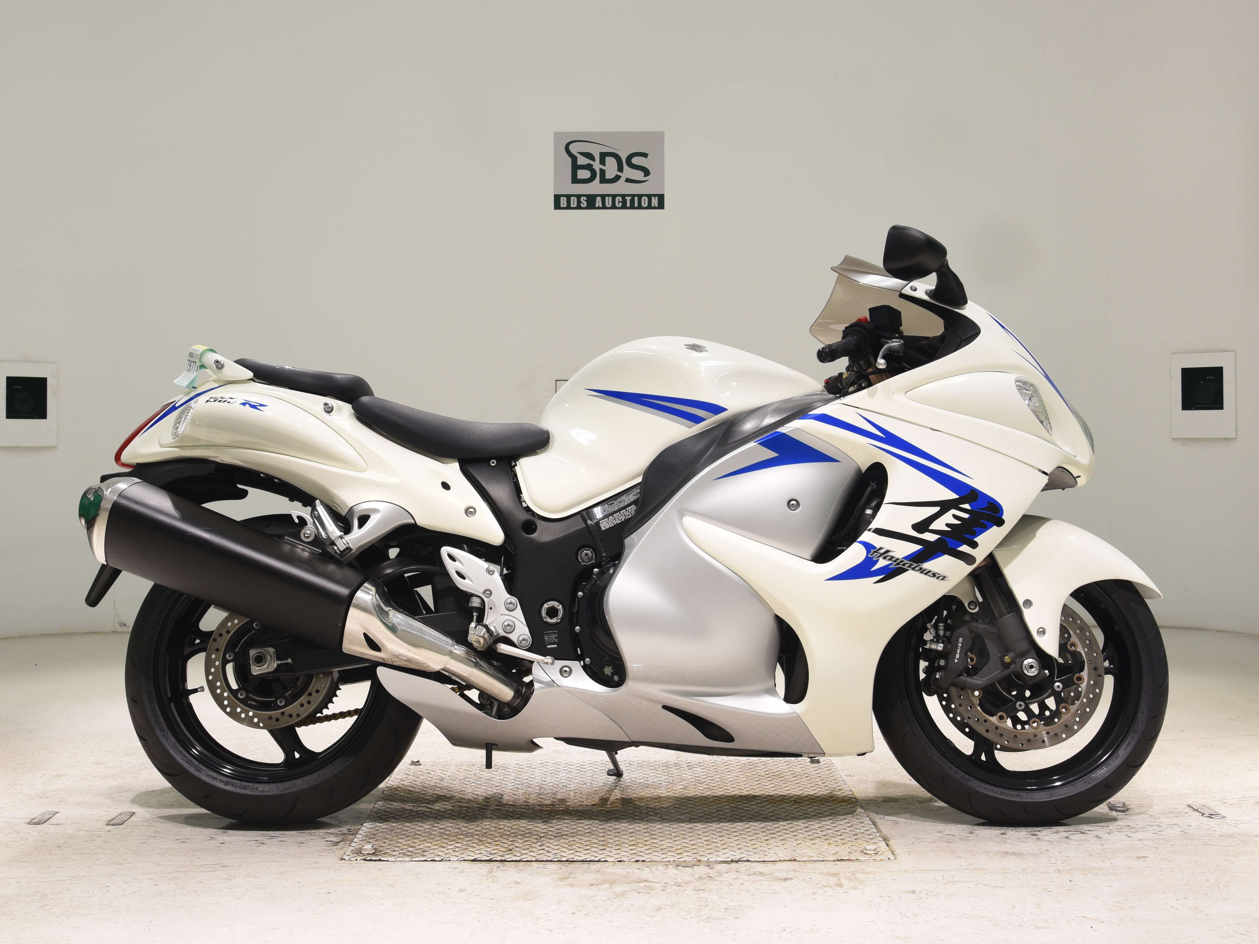 Suzuki GSX1300R HAYABUSA, right