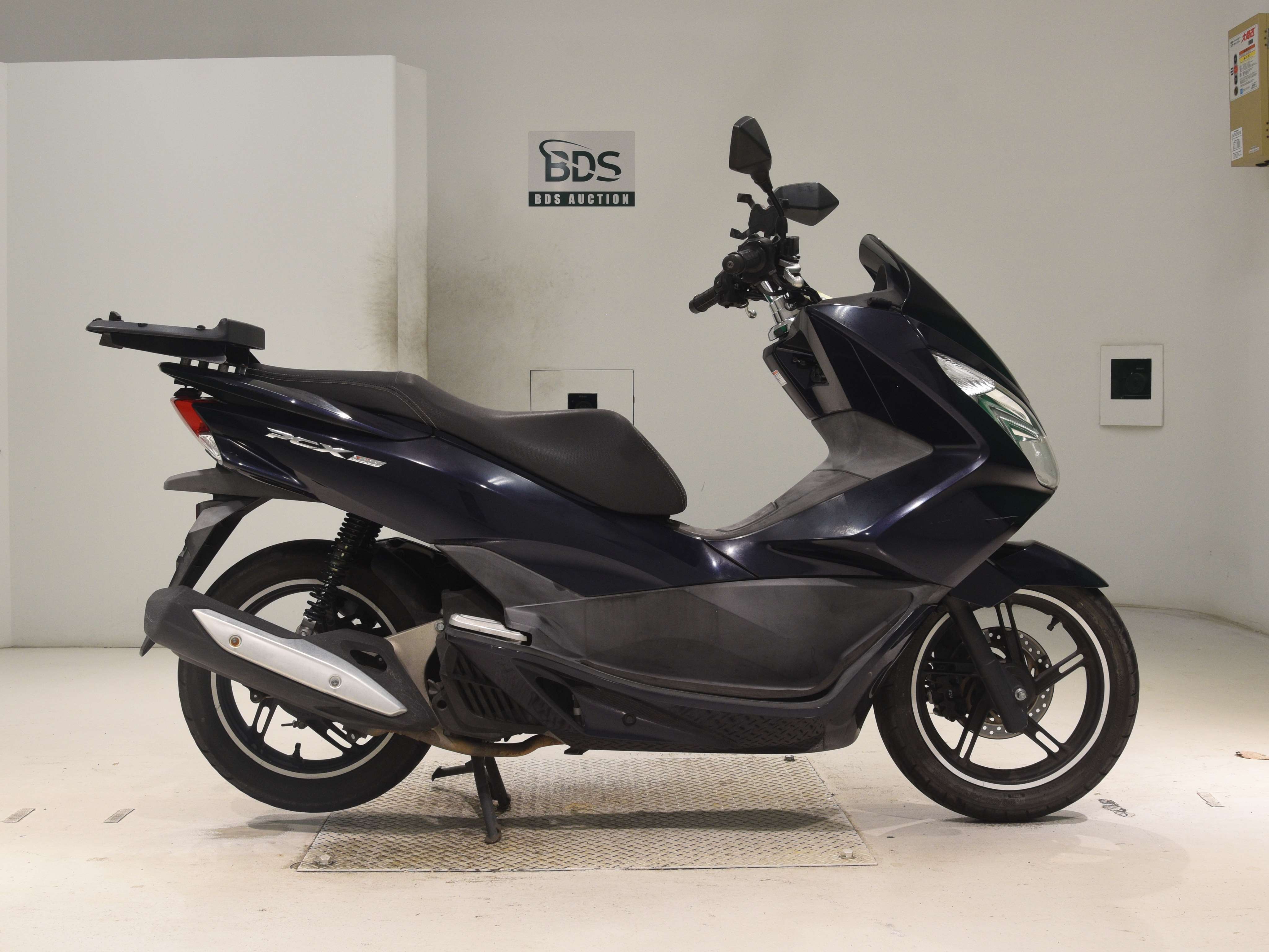 Honda PCX150, right