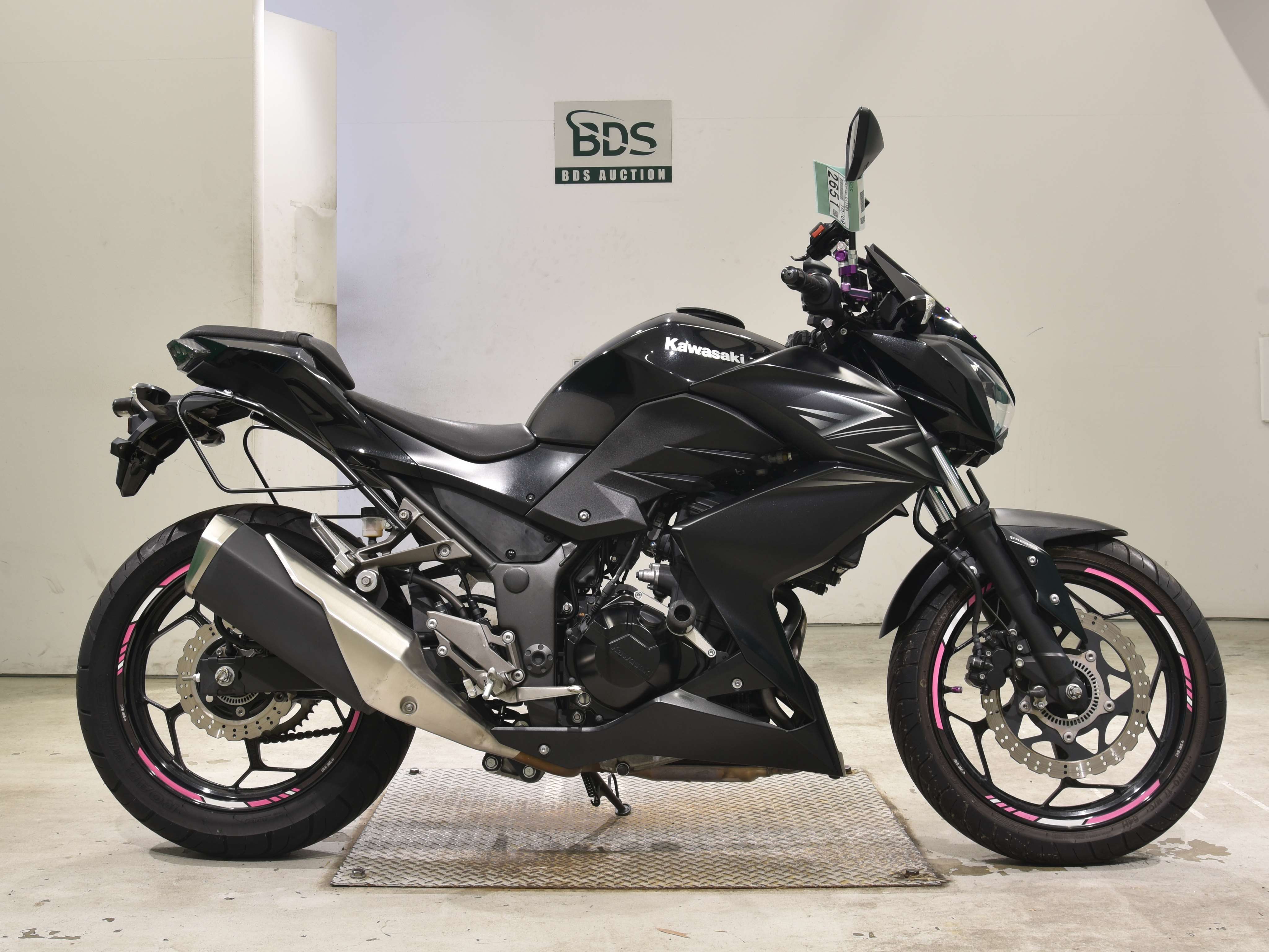 Kawasaki Z250, right