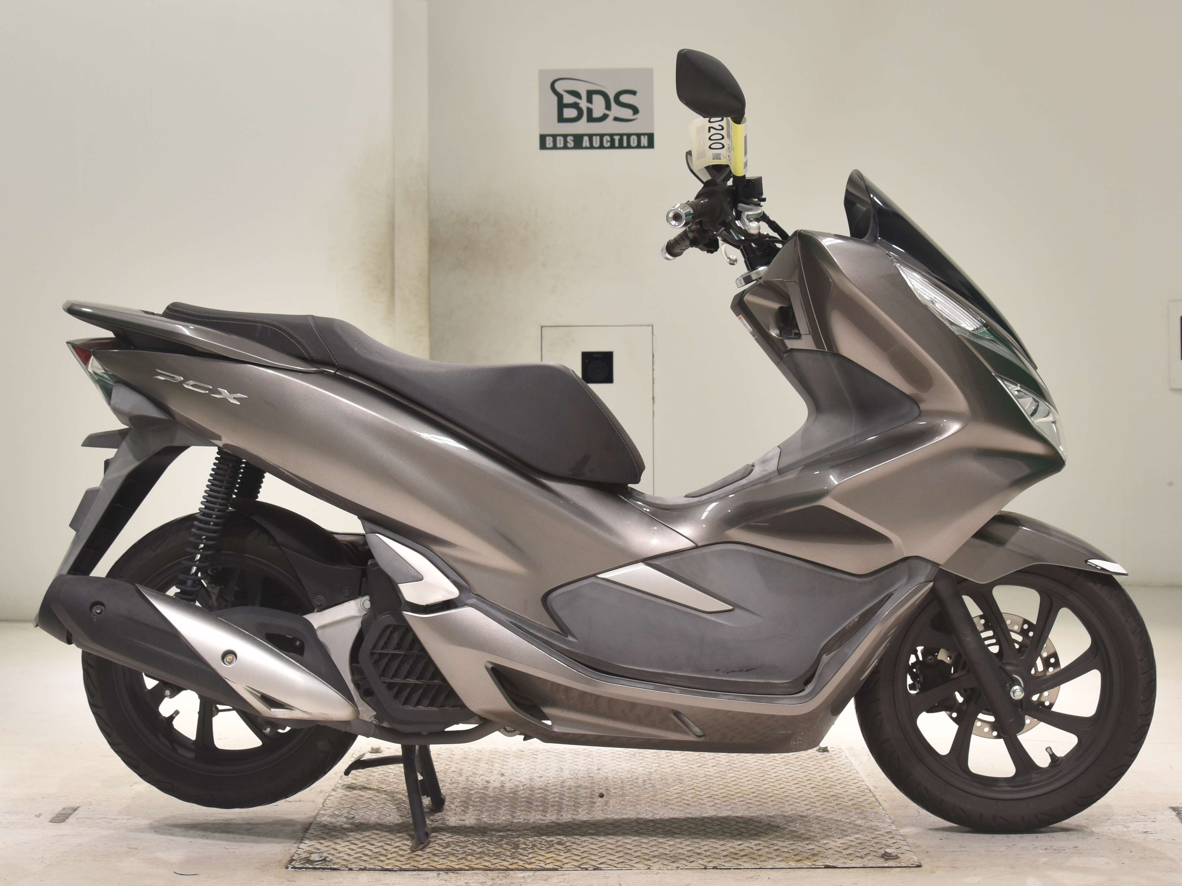 Honda PCX125-3, right