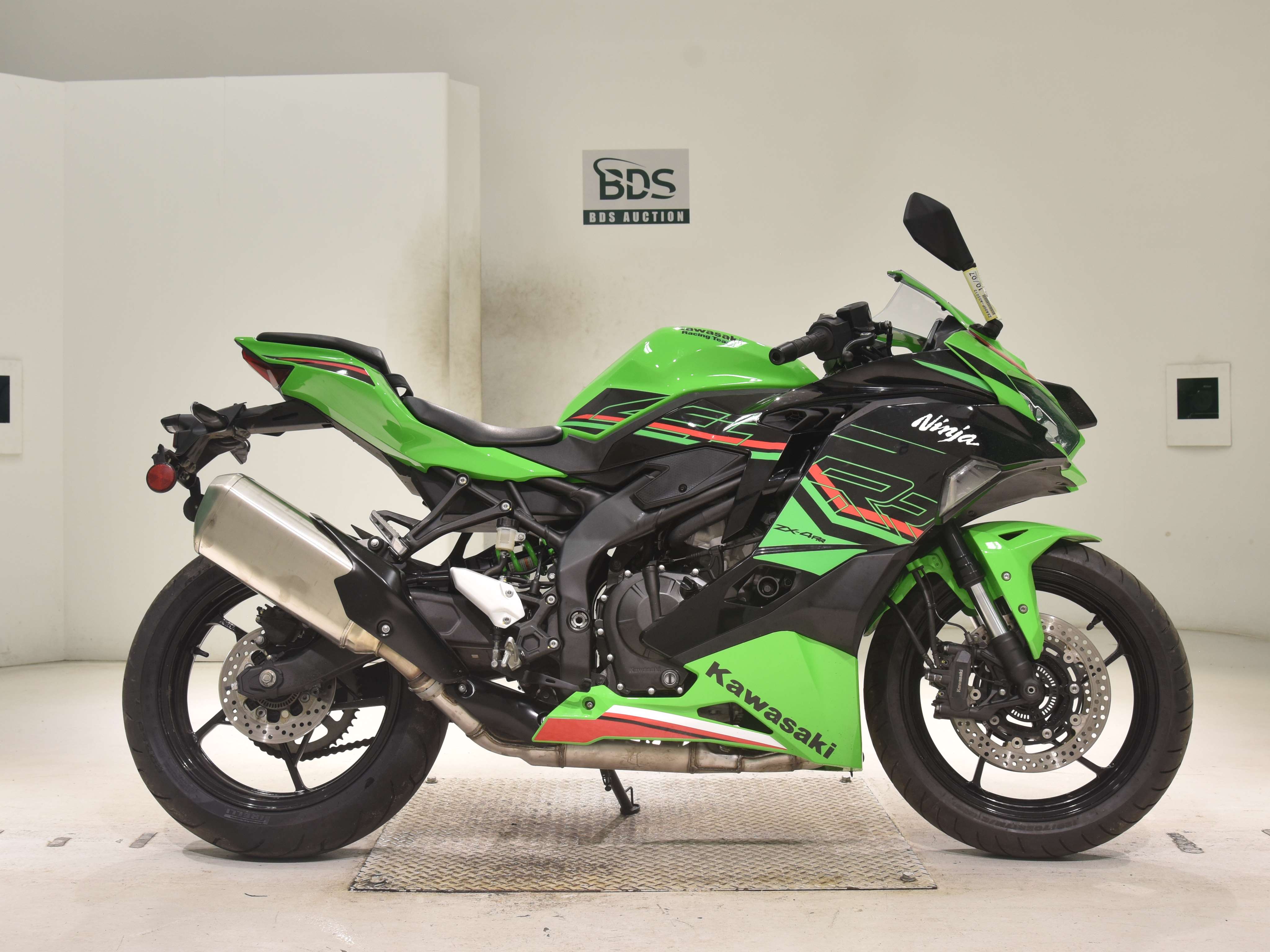 Kawasaki ZX-4R SE, right