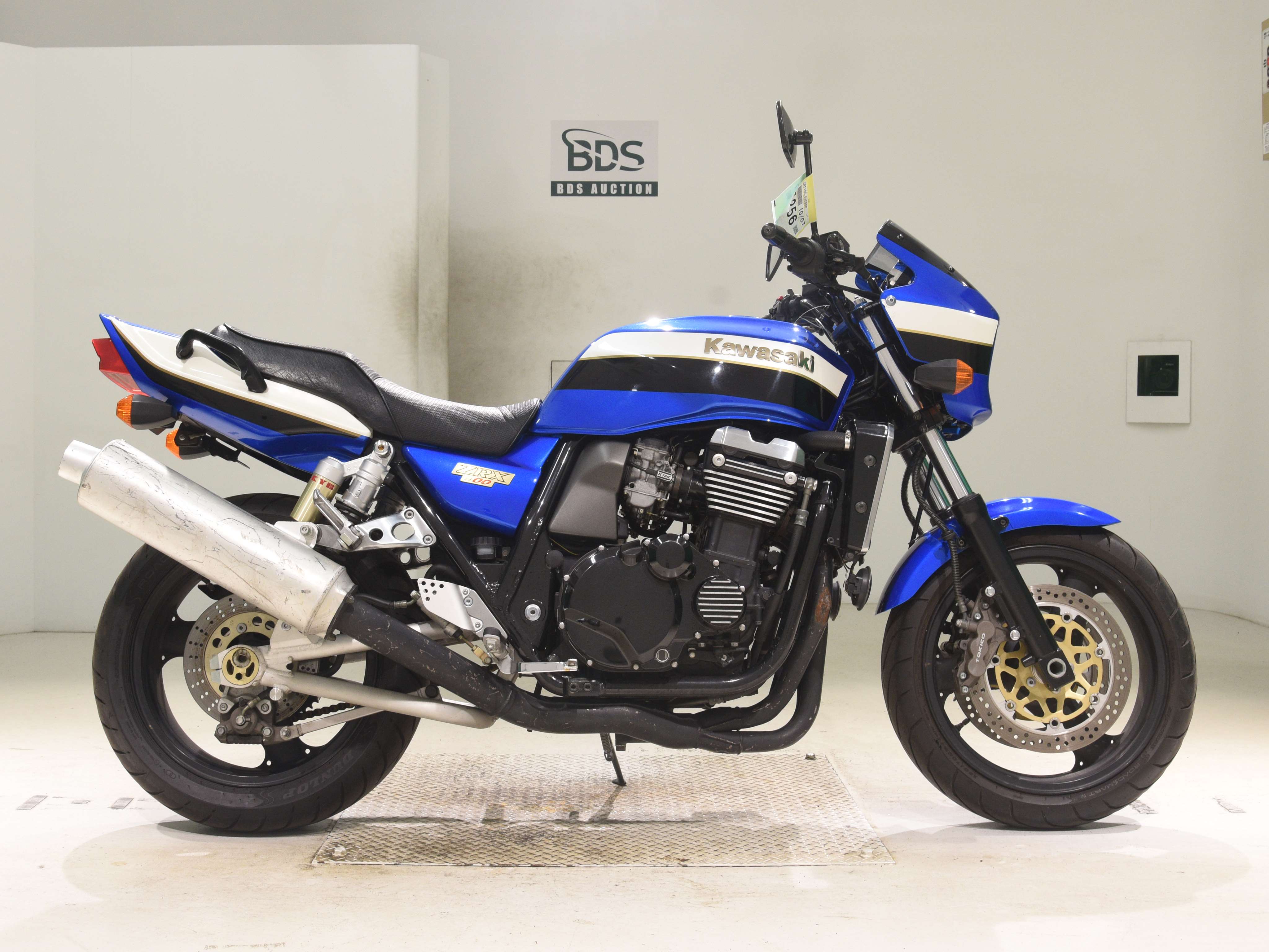 Kawasaki ZRX1100, right