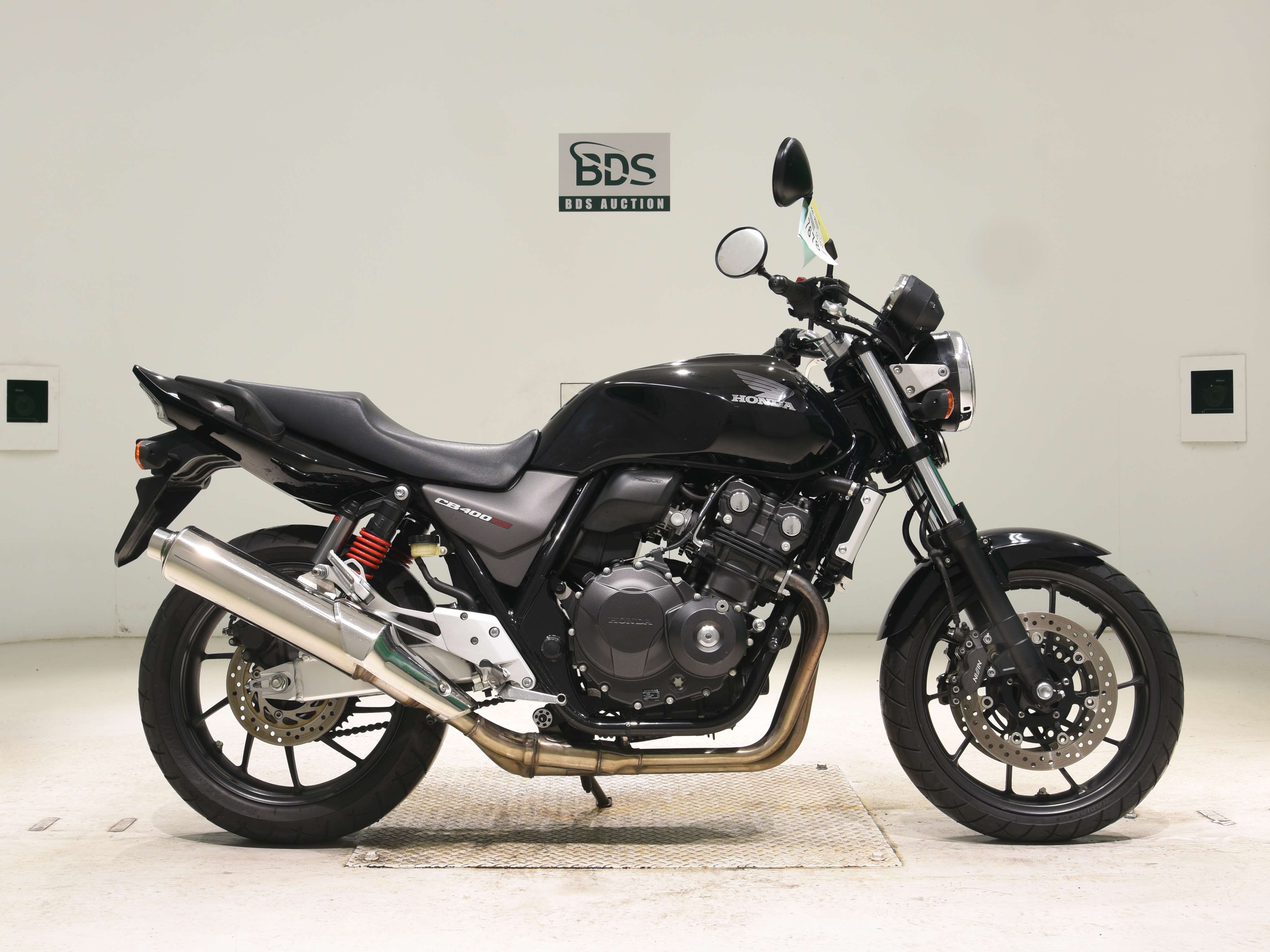 Honda CB400SF, right