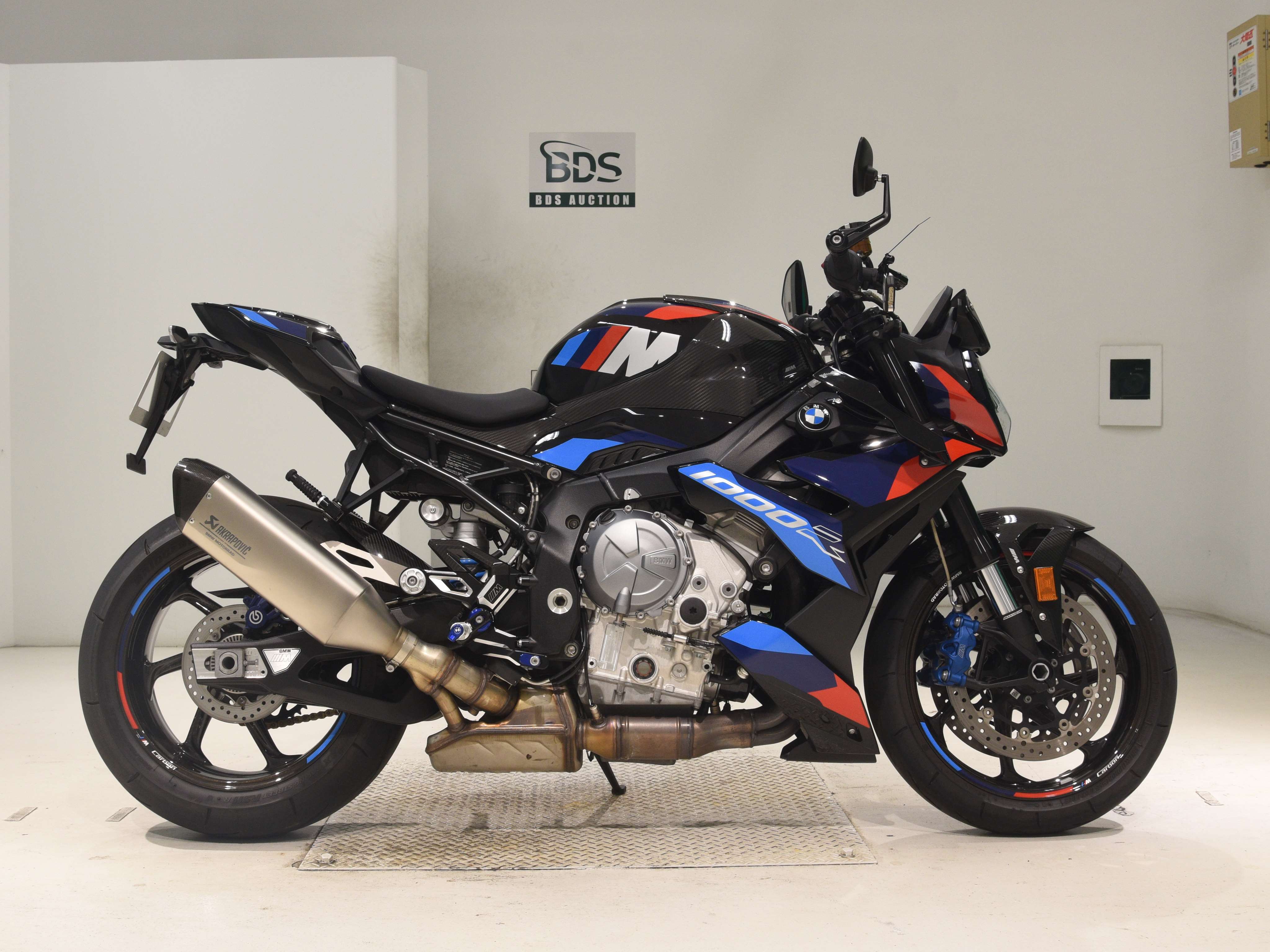 BMW M1000R, right