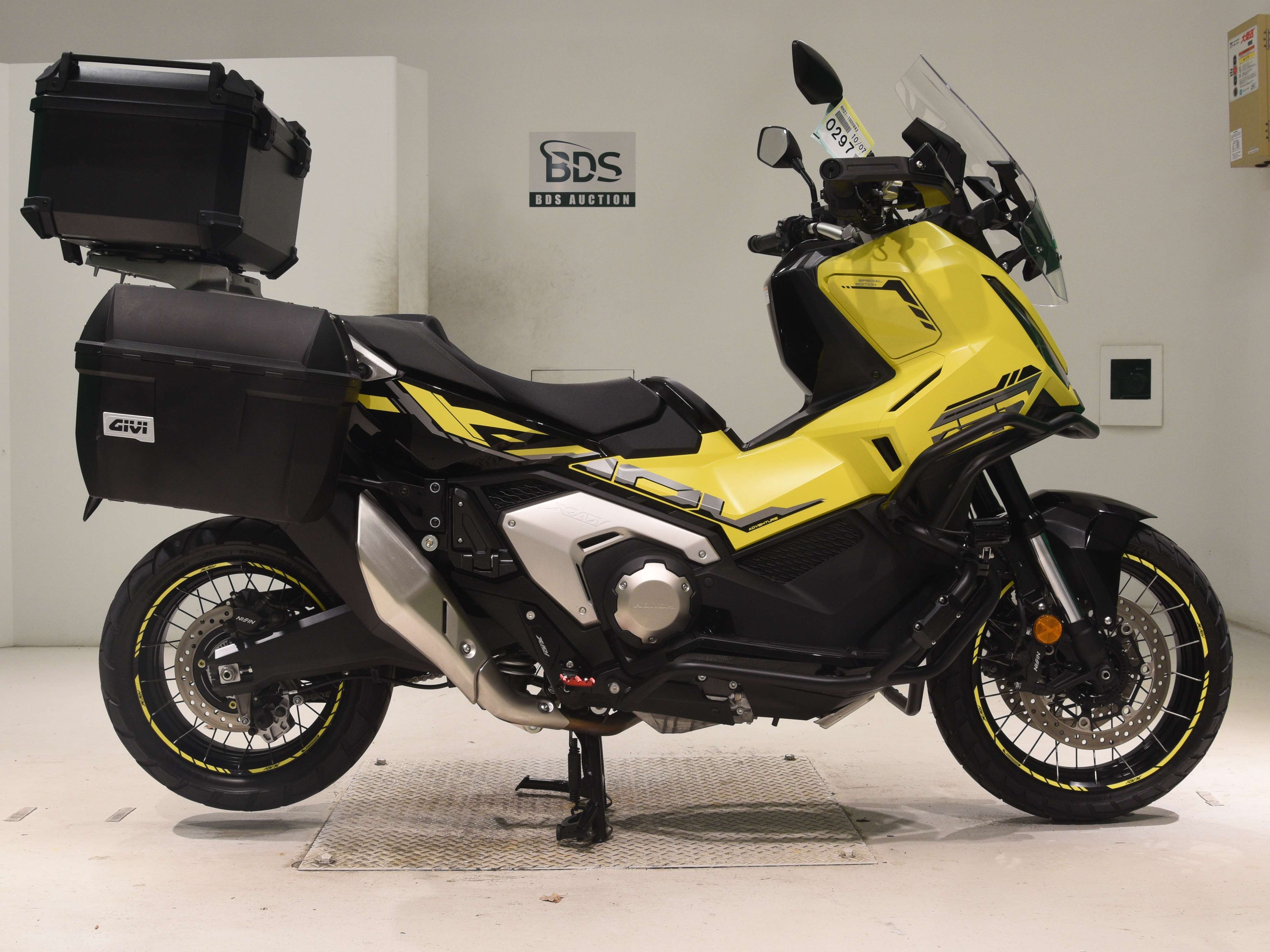 Honda X-ADV750, right