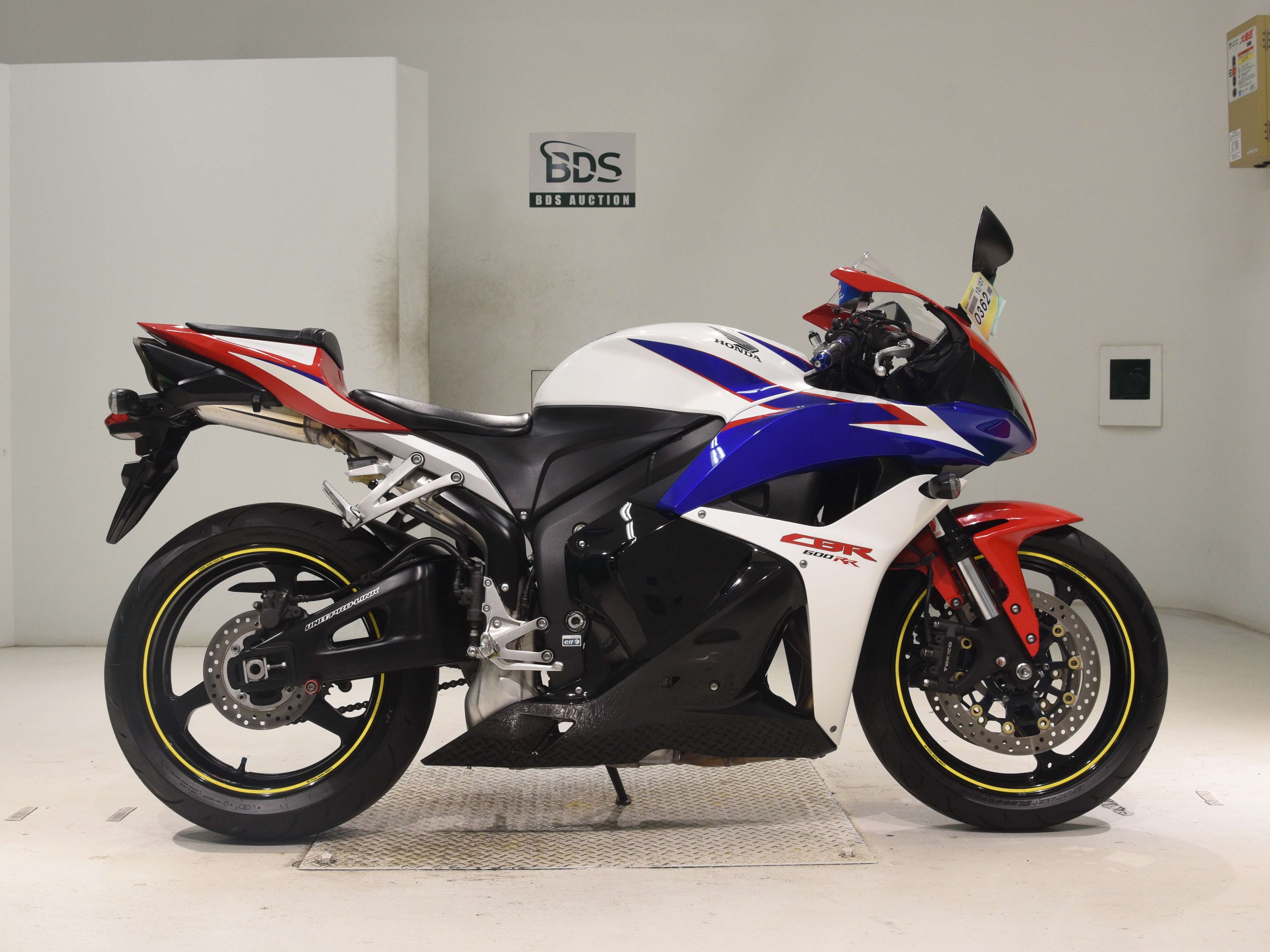 Honda CBR600RR, right