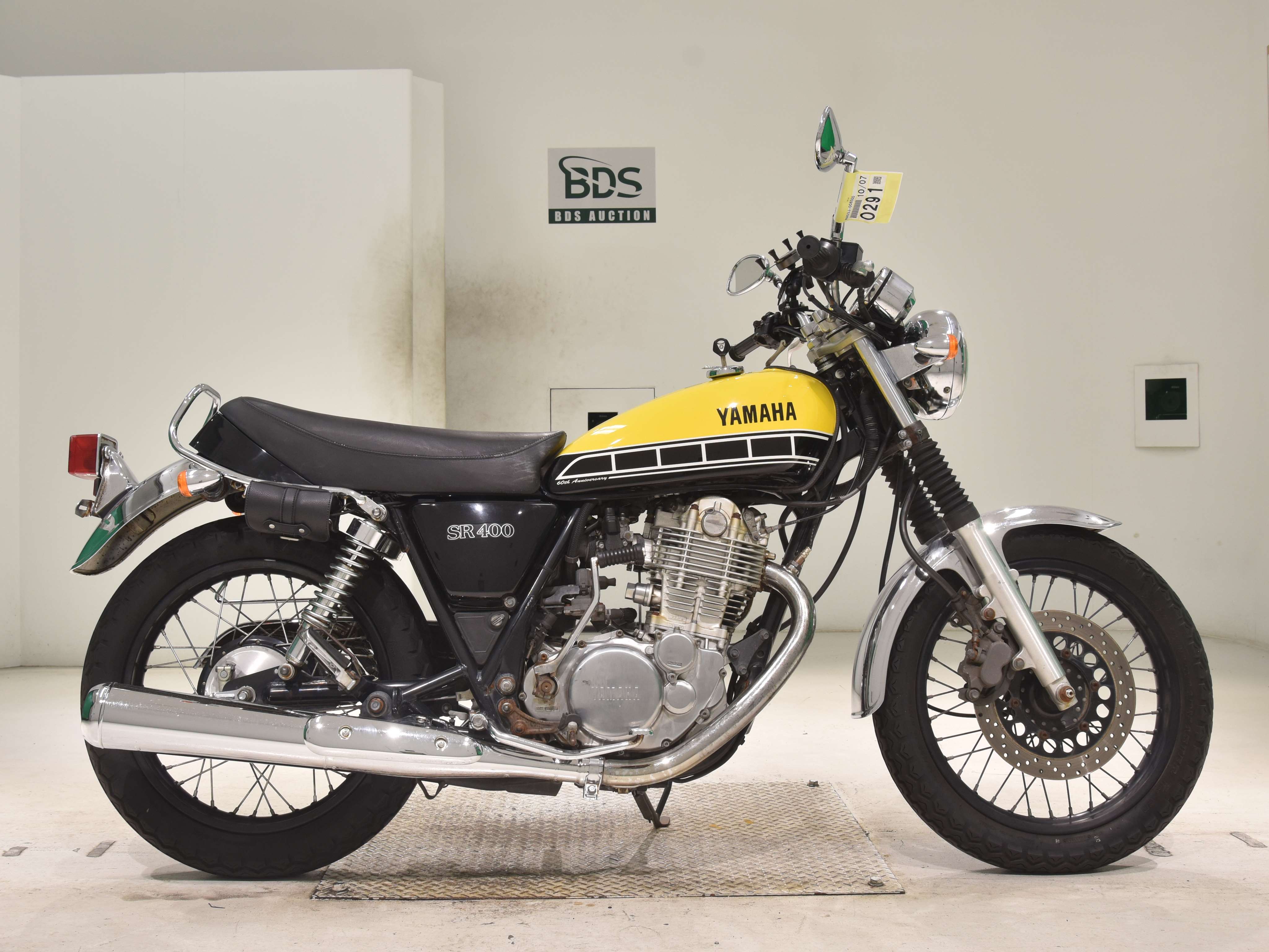 Yamaha SR400, right