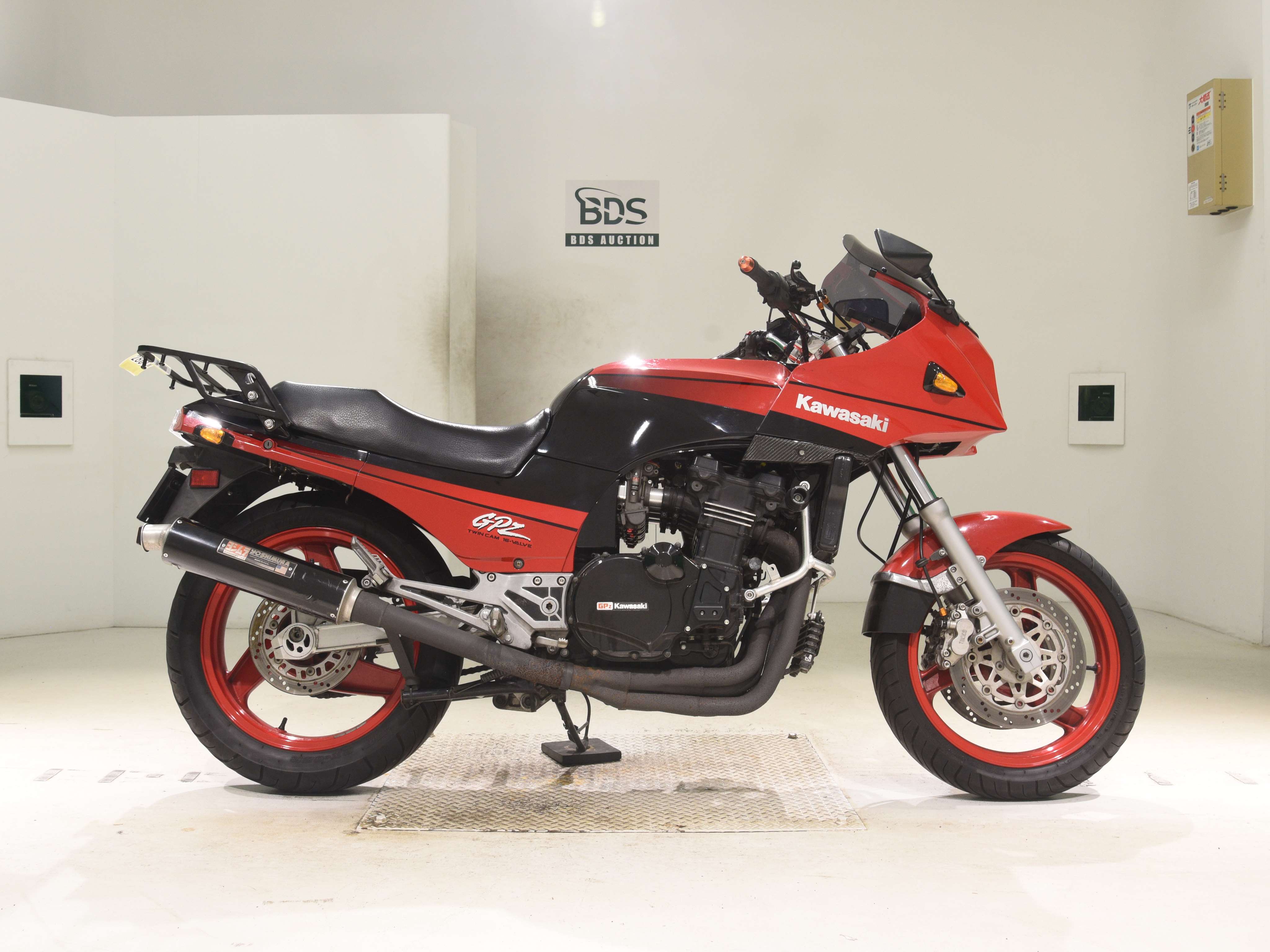 Kawasaki GPZ900R, right