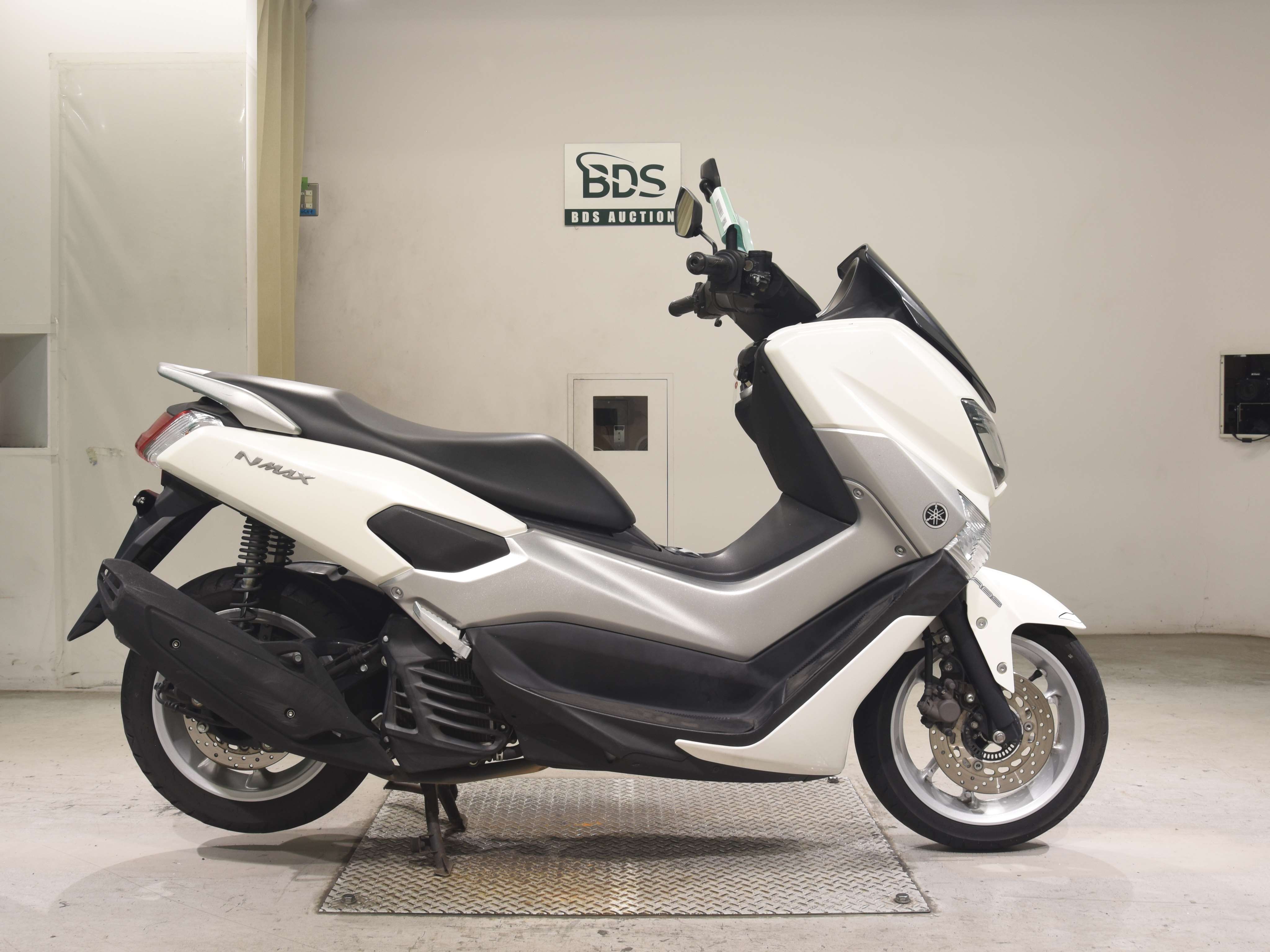 Yamaha N-MAX125, right