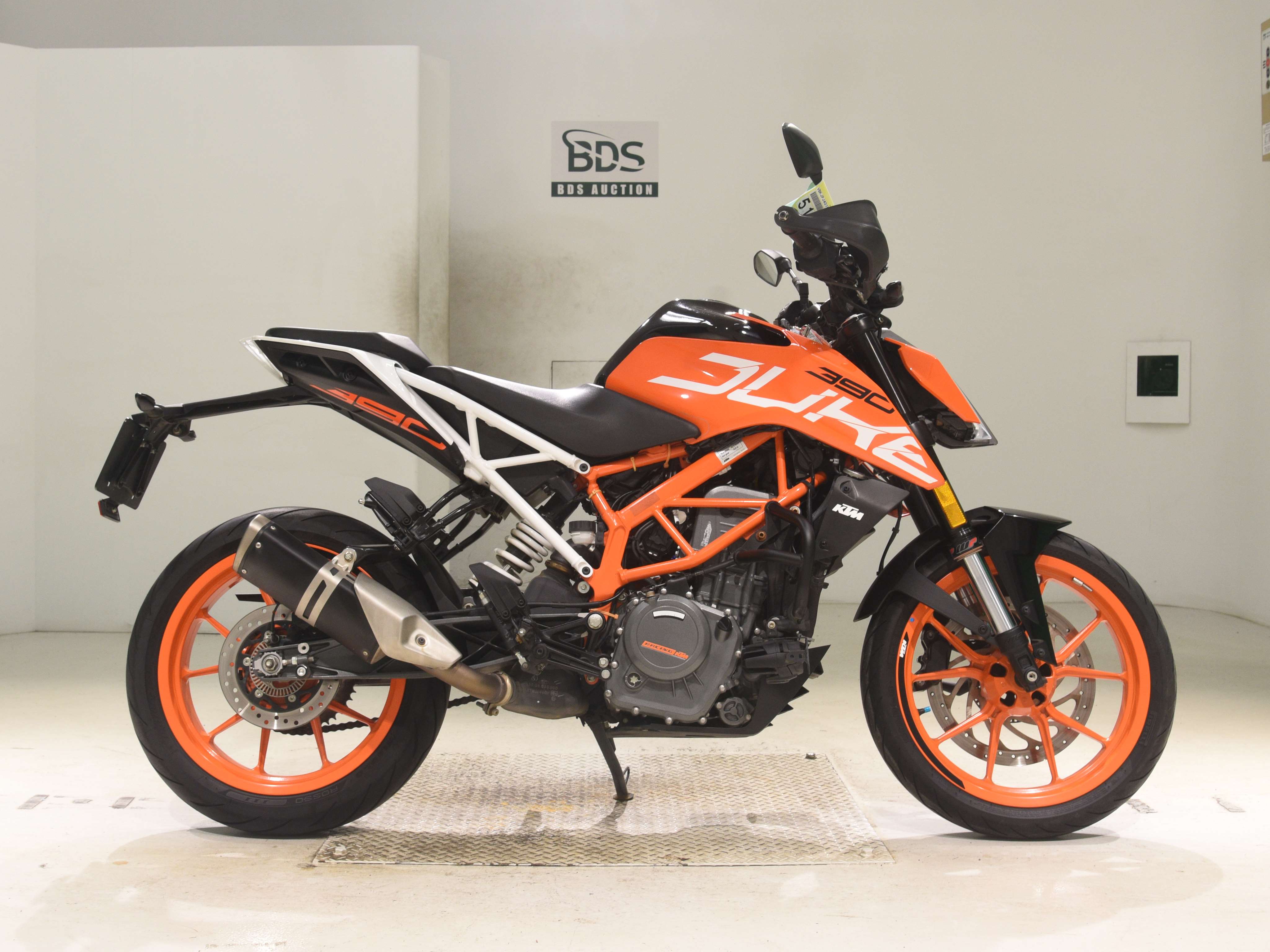 KTM 390 DUKE, right