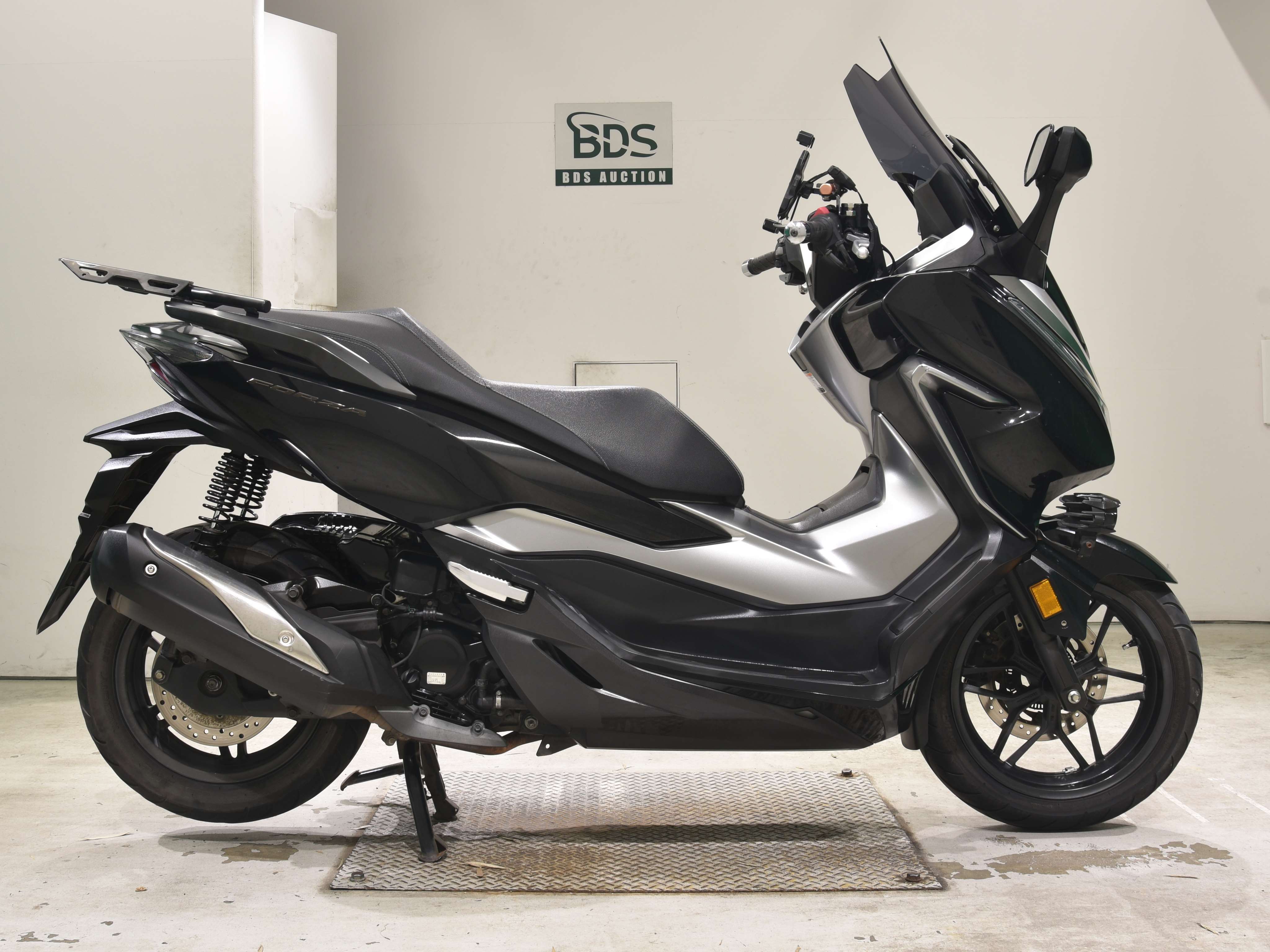 Honda FORZA, right