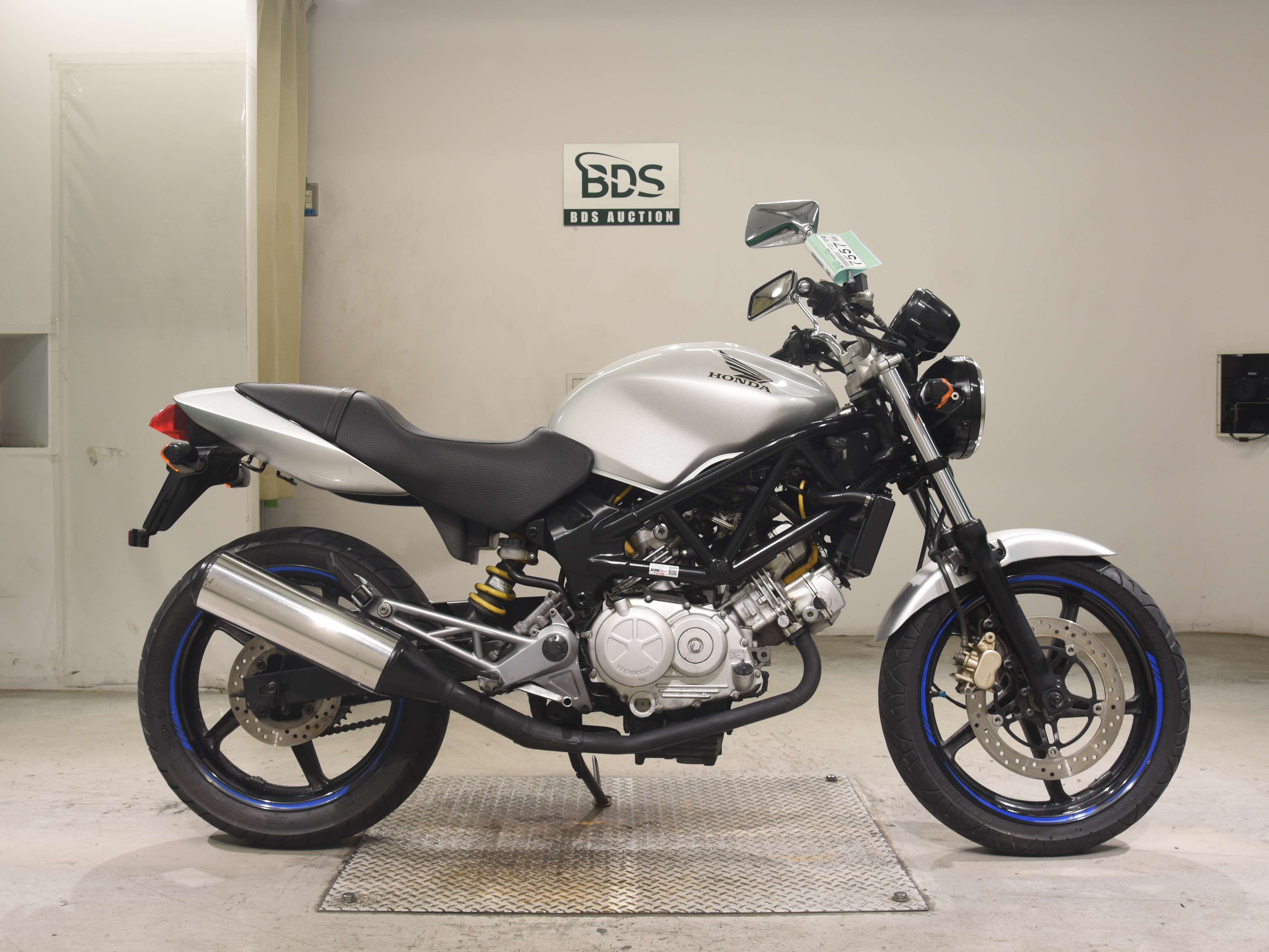 Honda VTR250, right