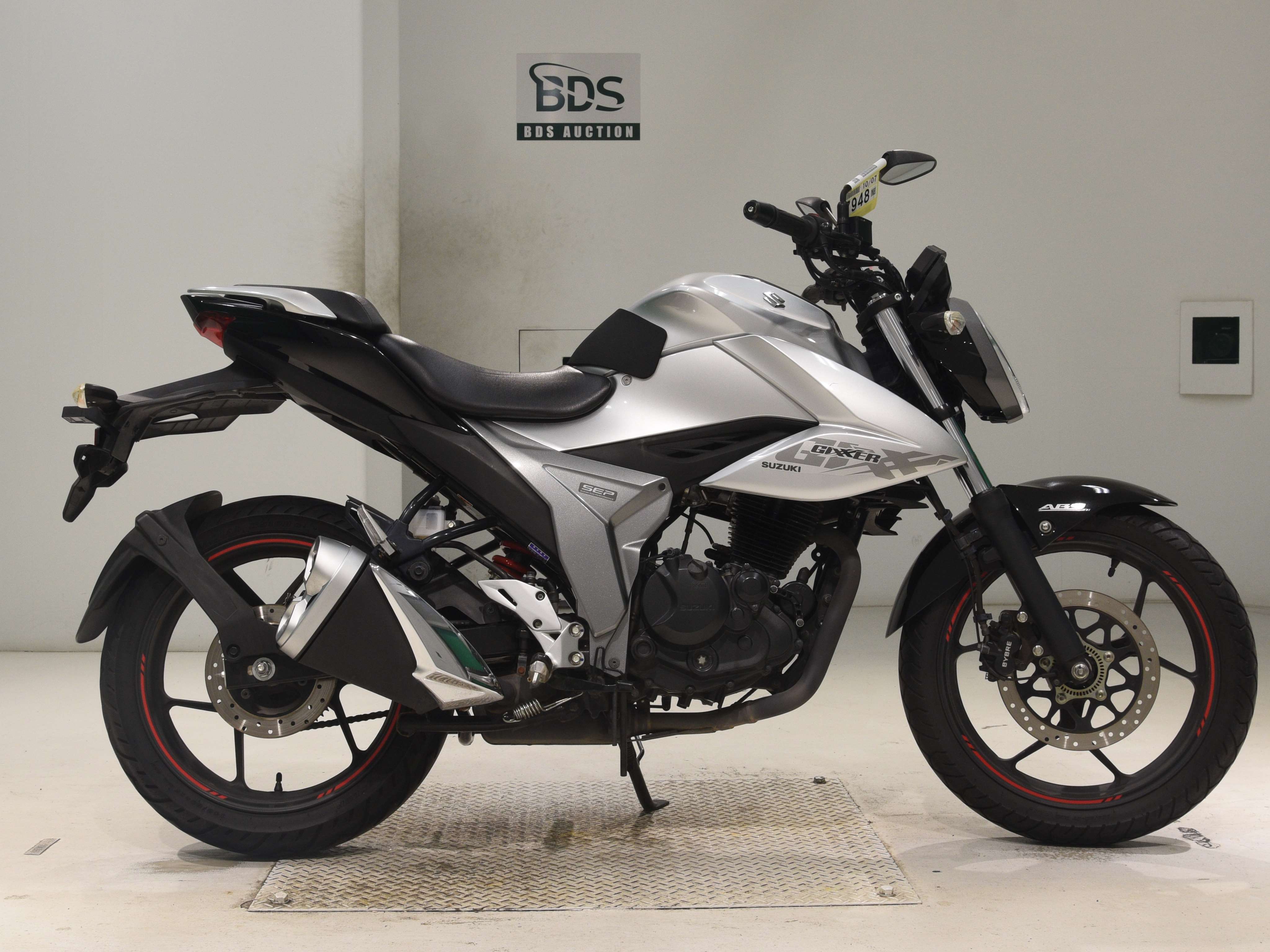 Suzuki GIXXER 150, right