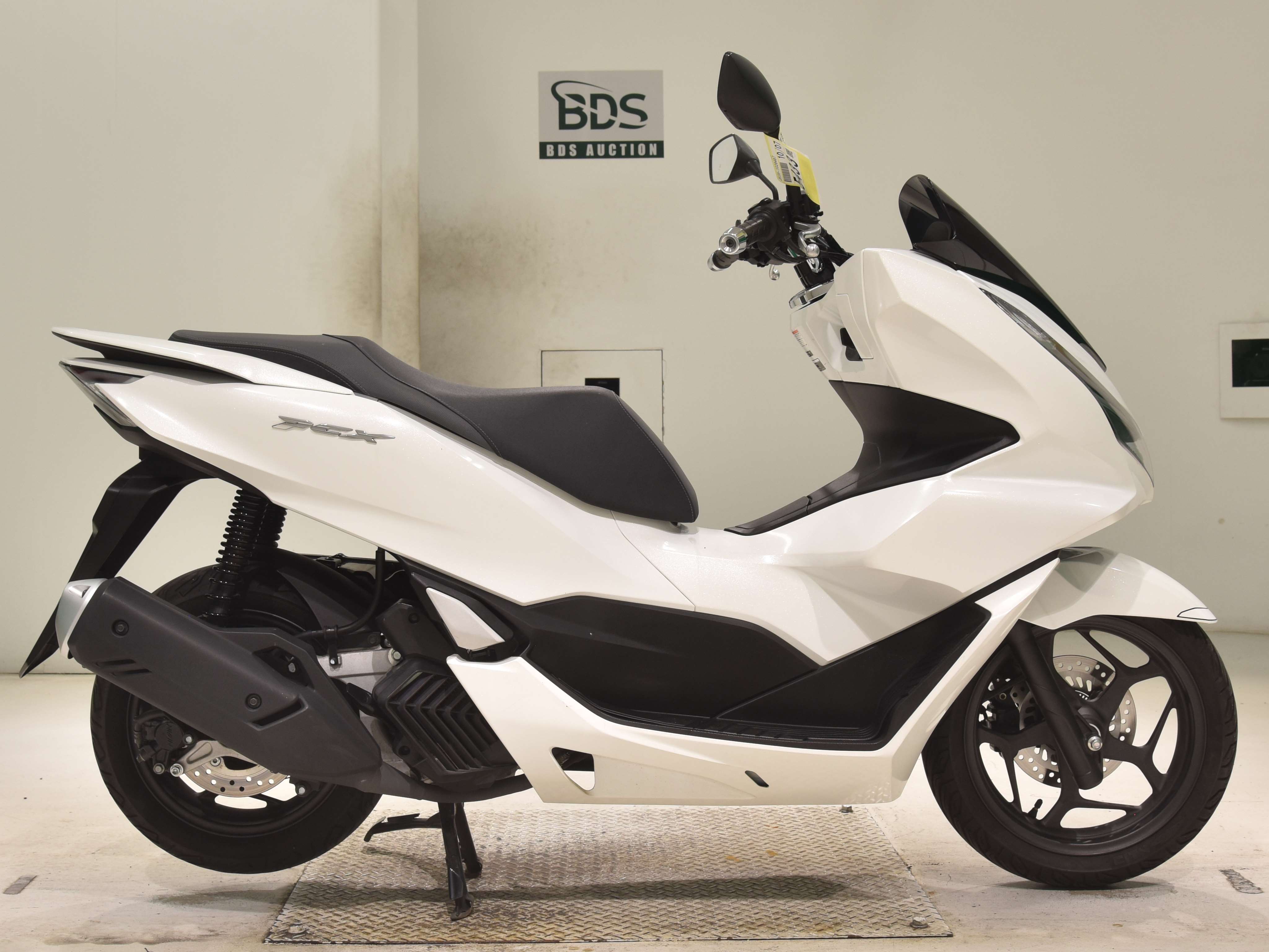 Honda PCX125, right