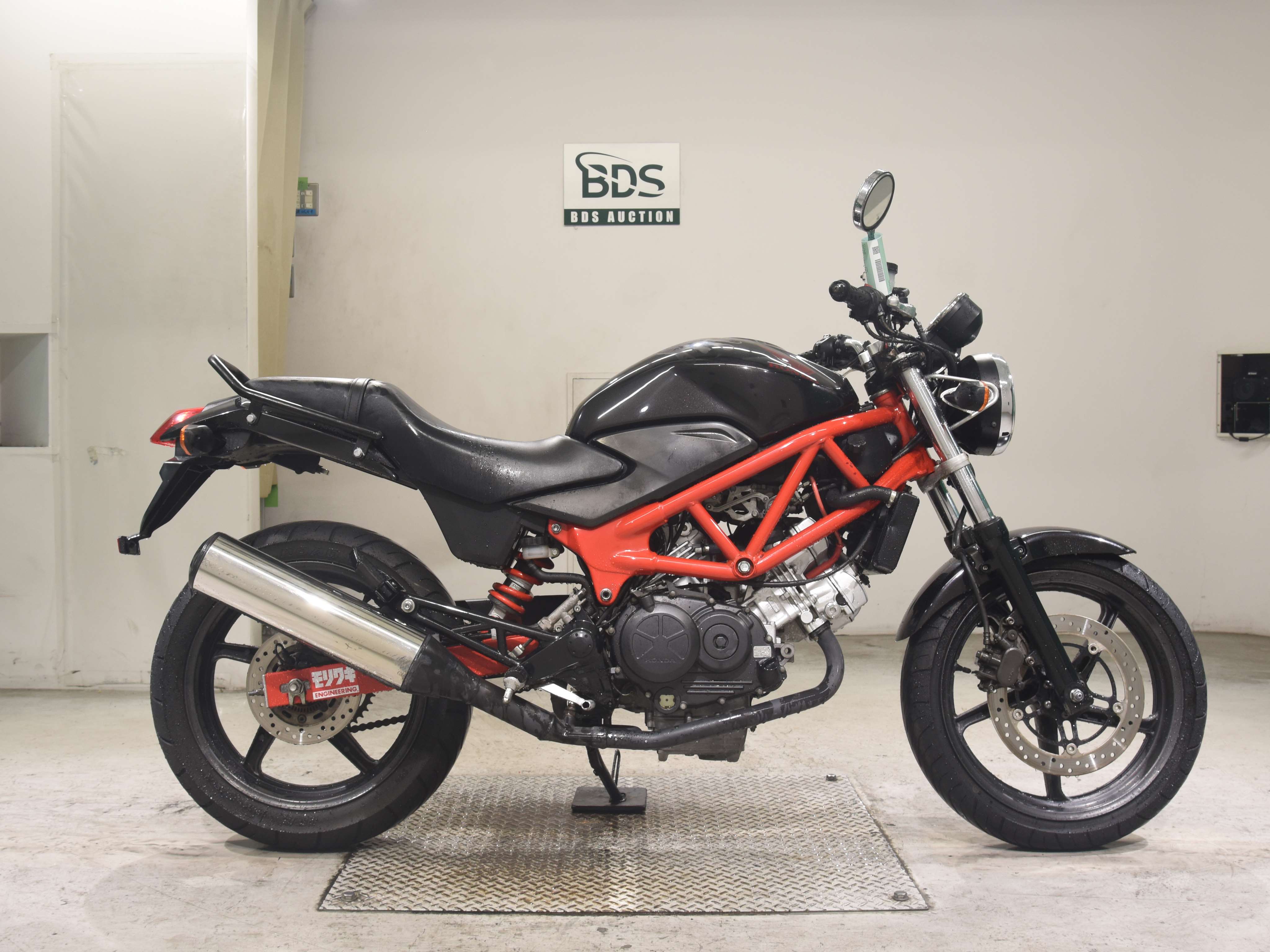 Honda VTR250, right