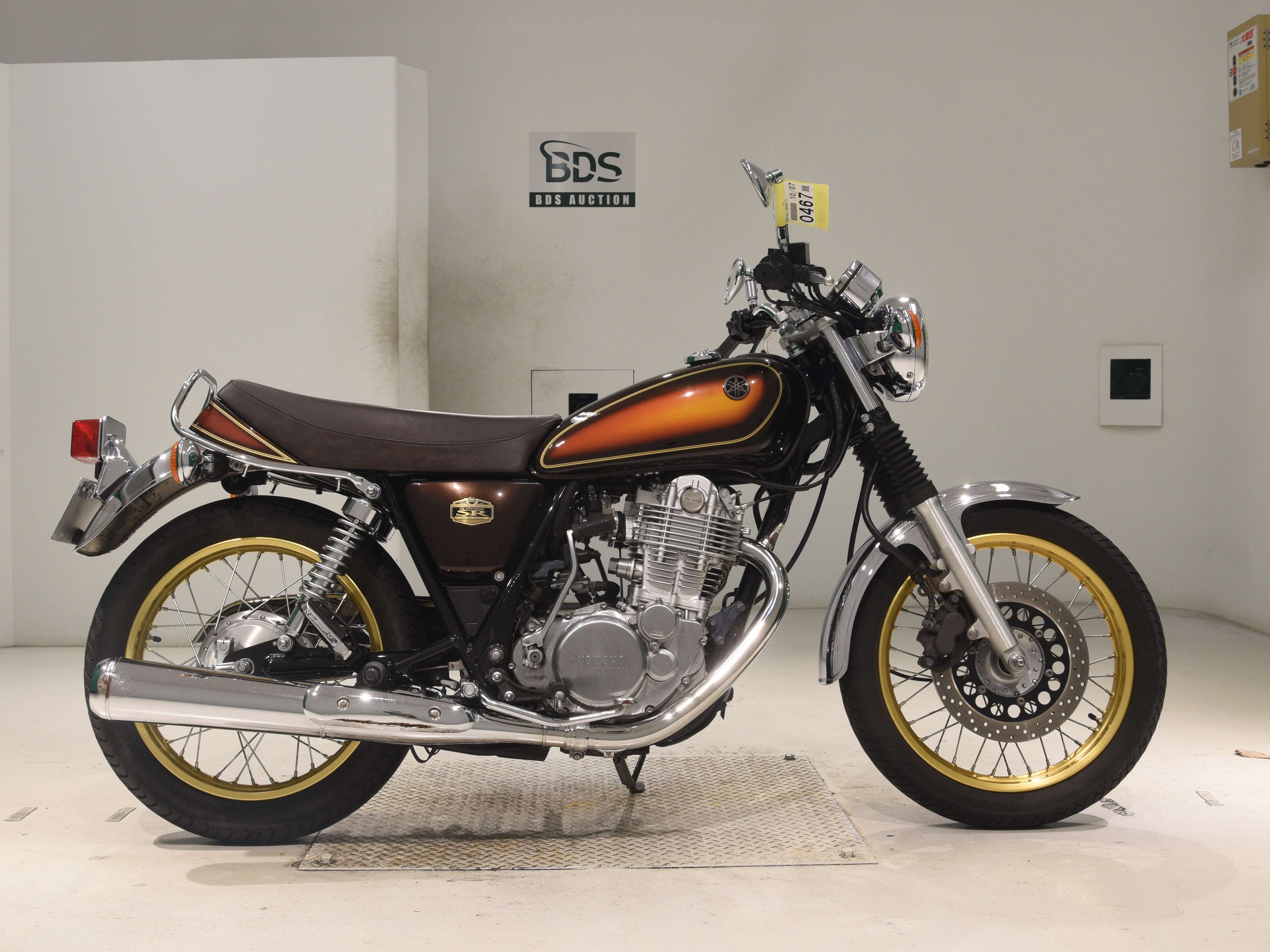 Yamaha SR400, right