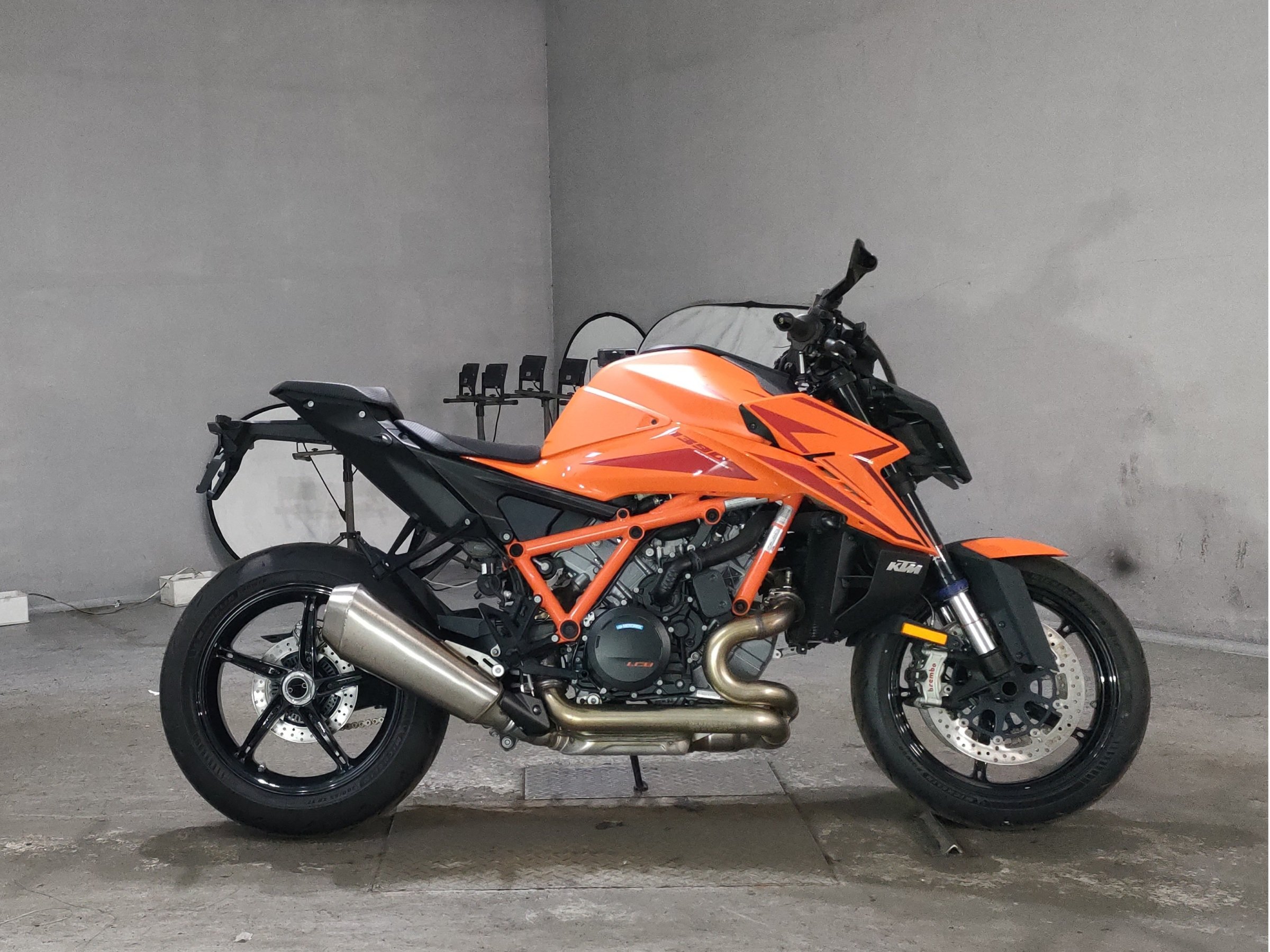 KTM 1390 SUPER DUKE R EVO, photograph 1