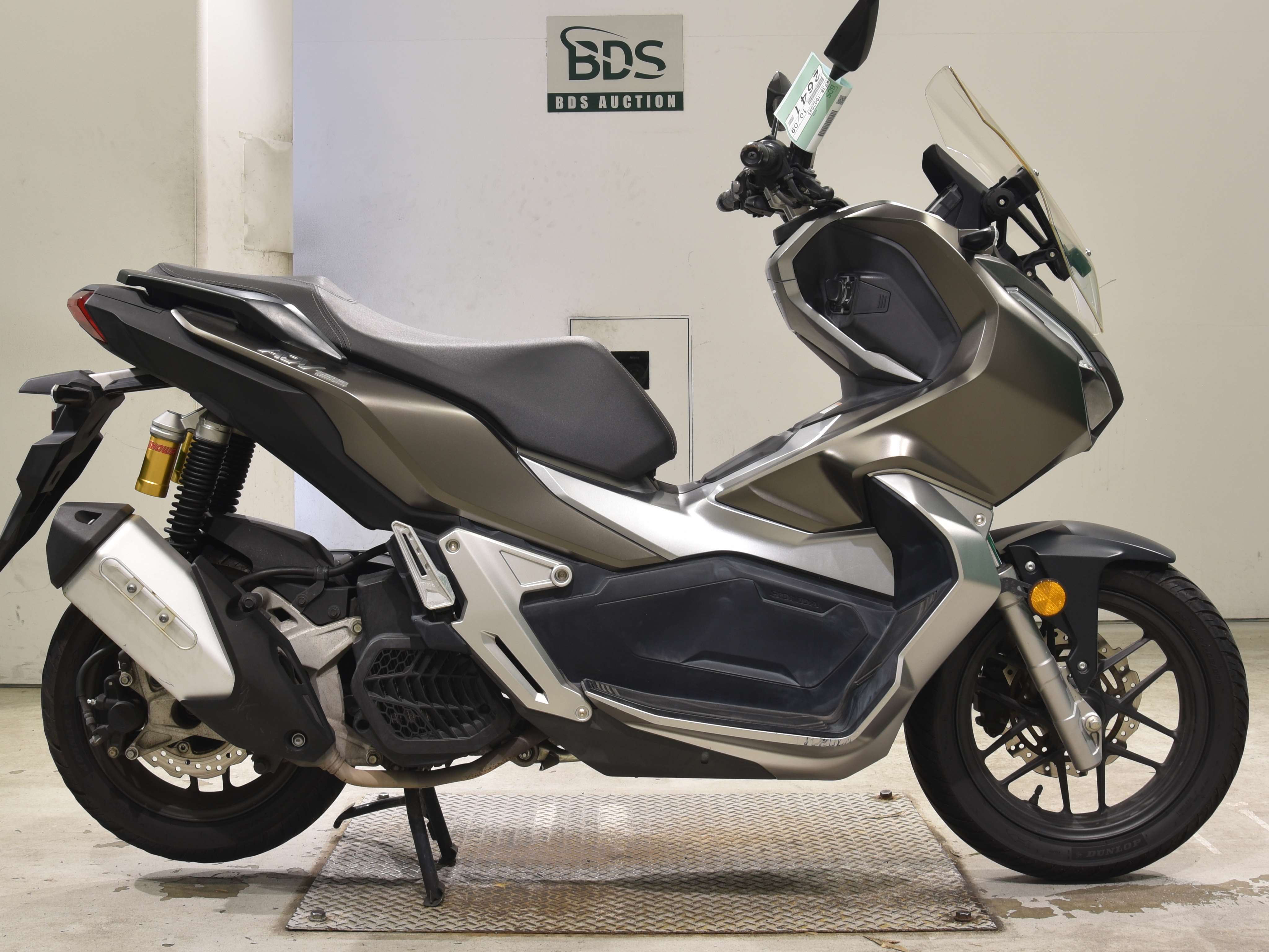 Honda ADV 150, right