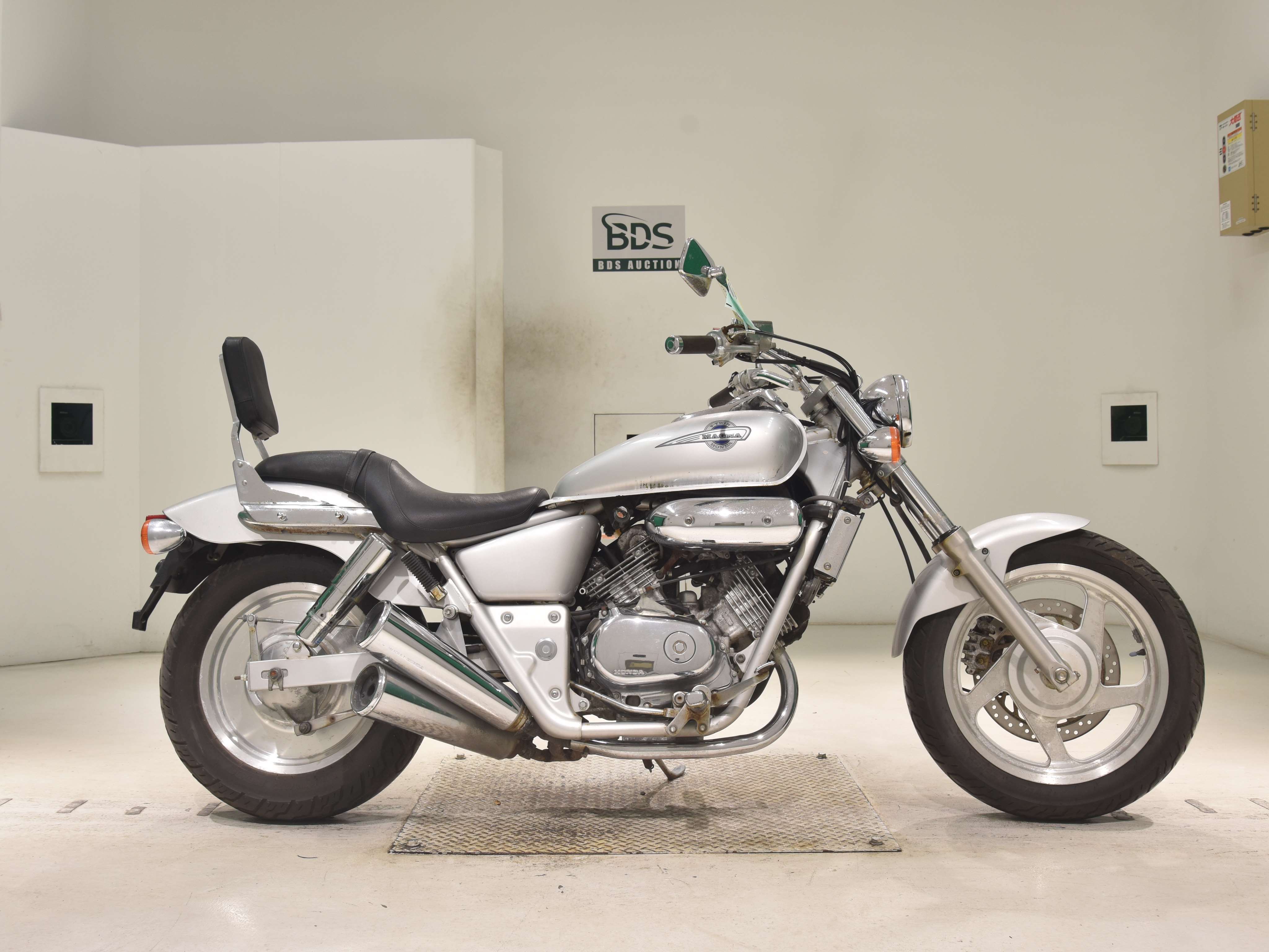 Honda MAGNA250, right