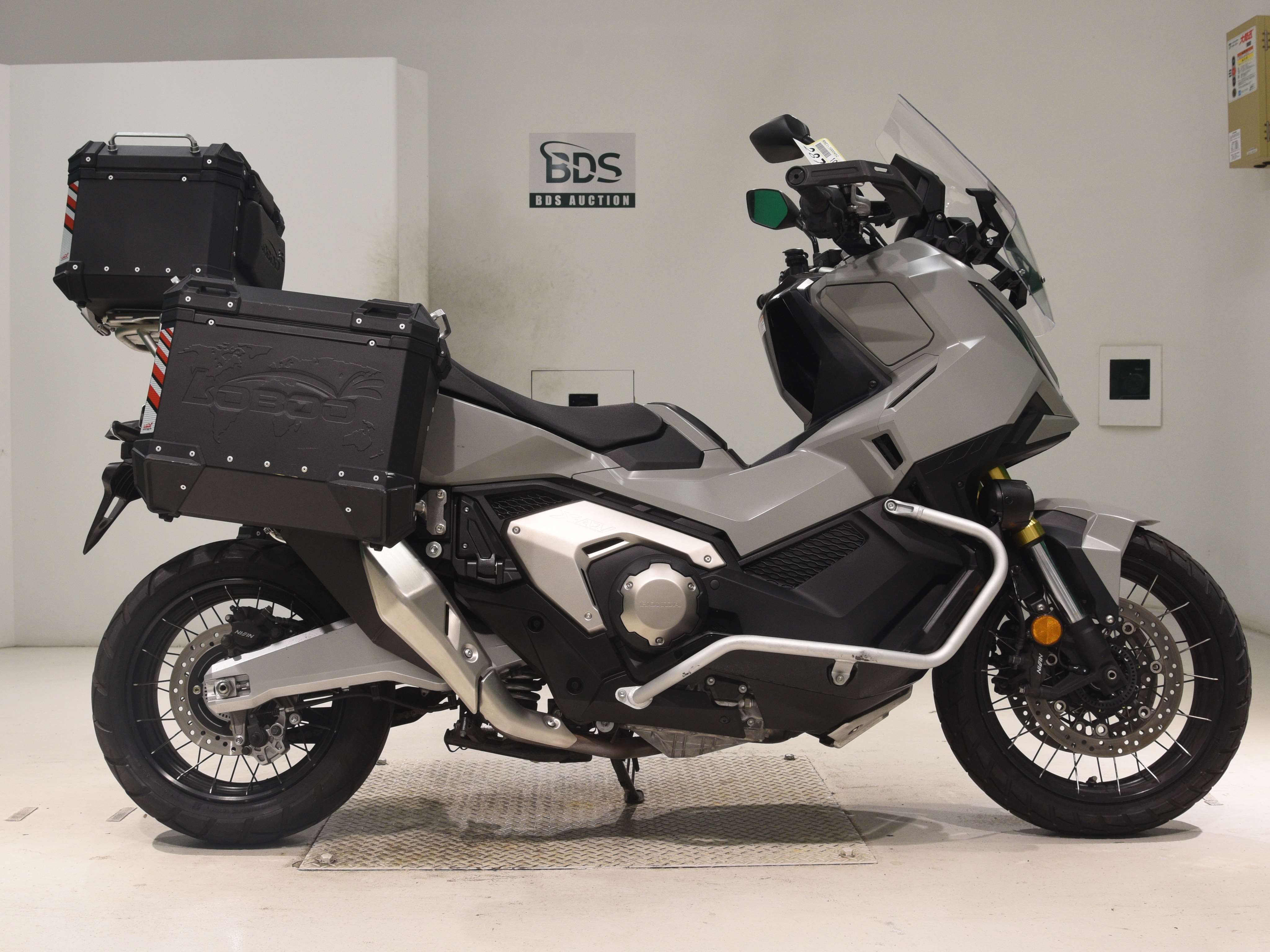 Honda X-ADV750, right