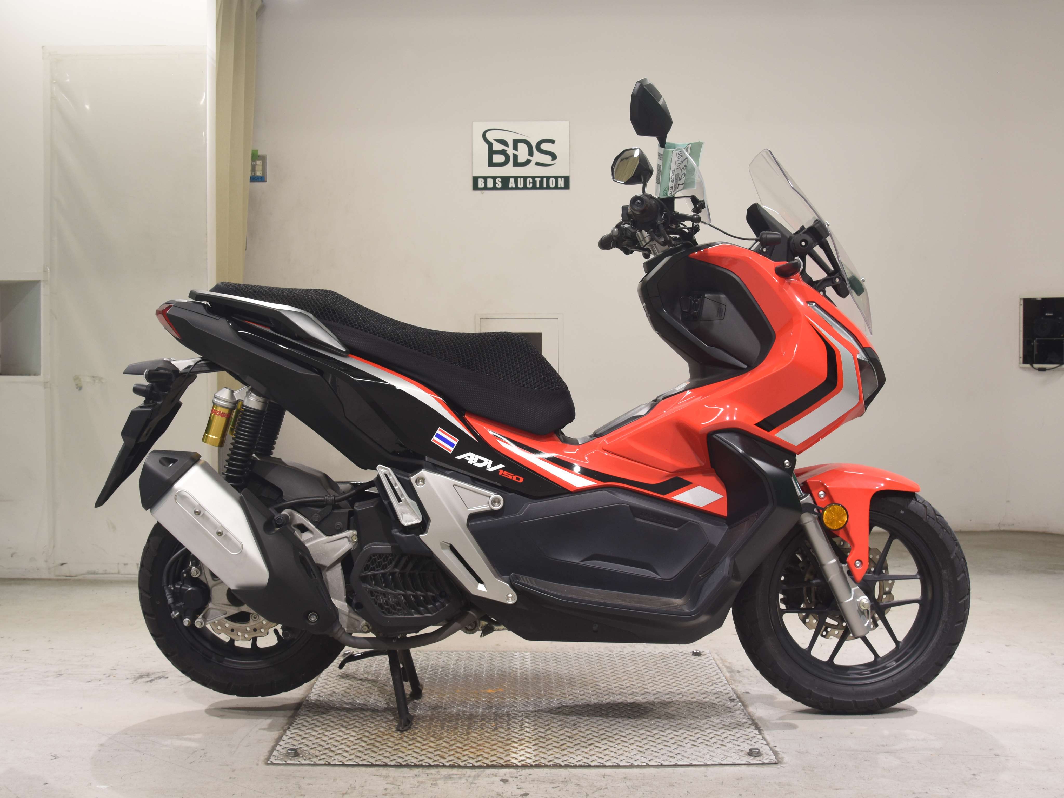 Honda ADV 150, right