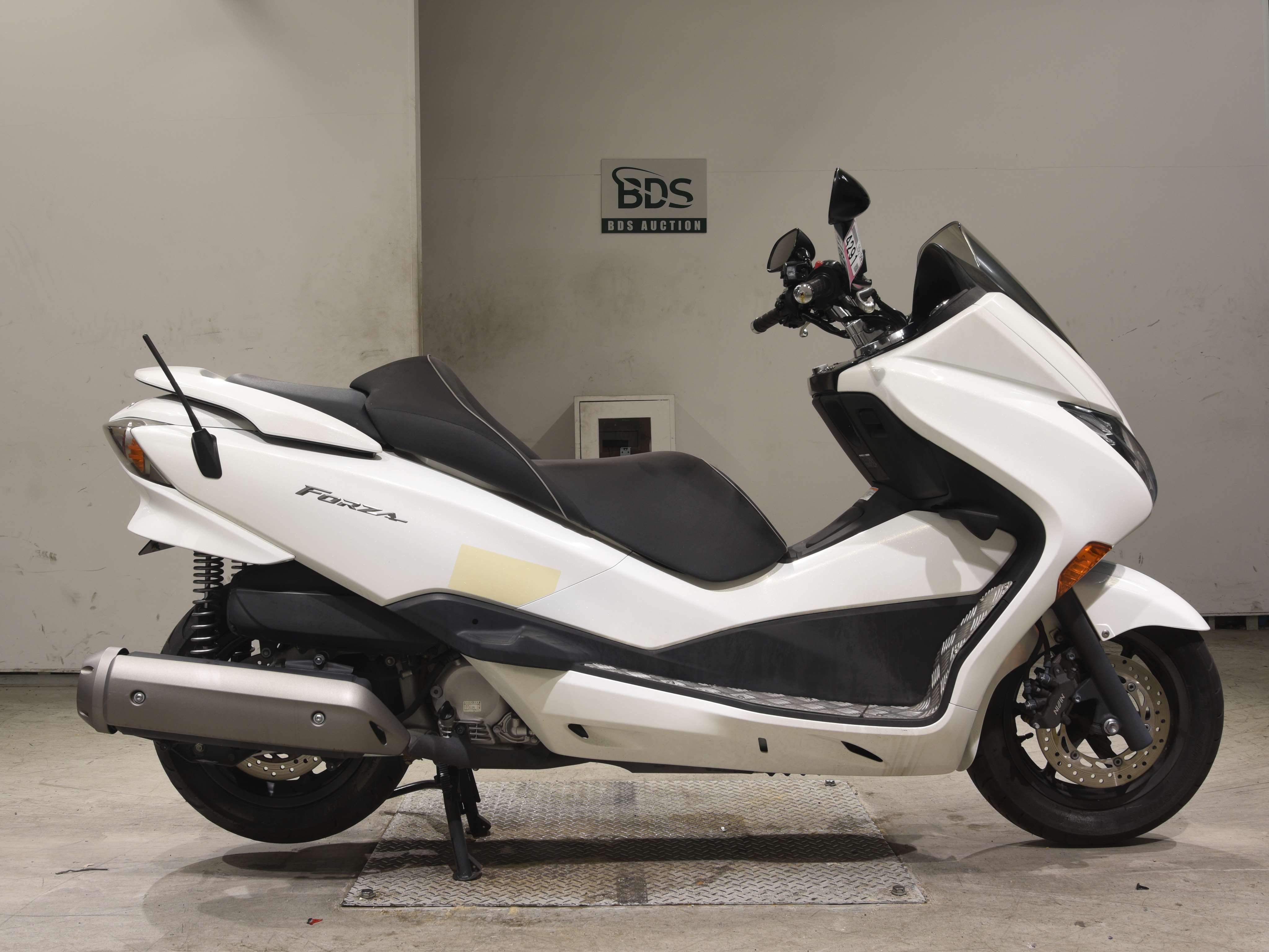 Honda FORZA, right