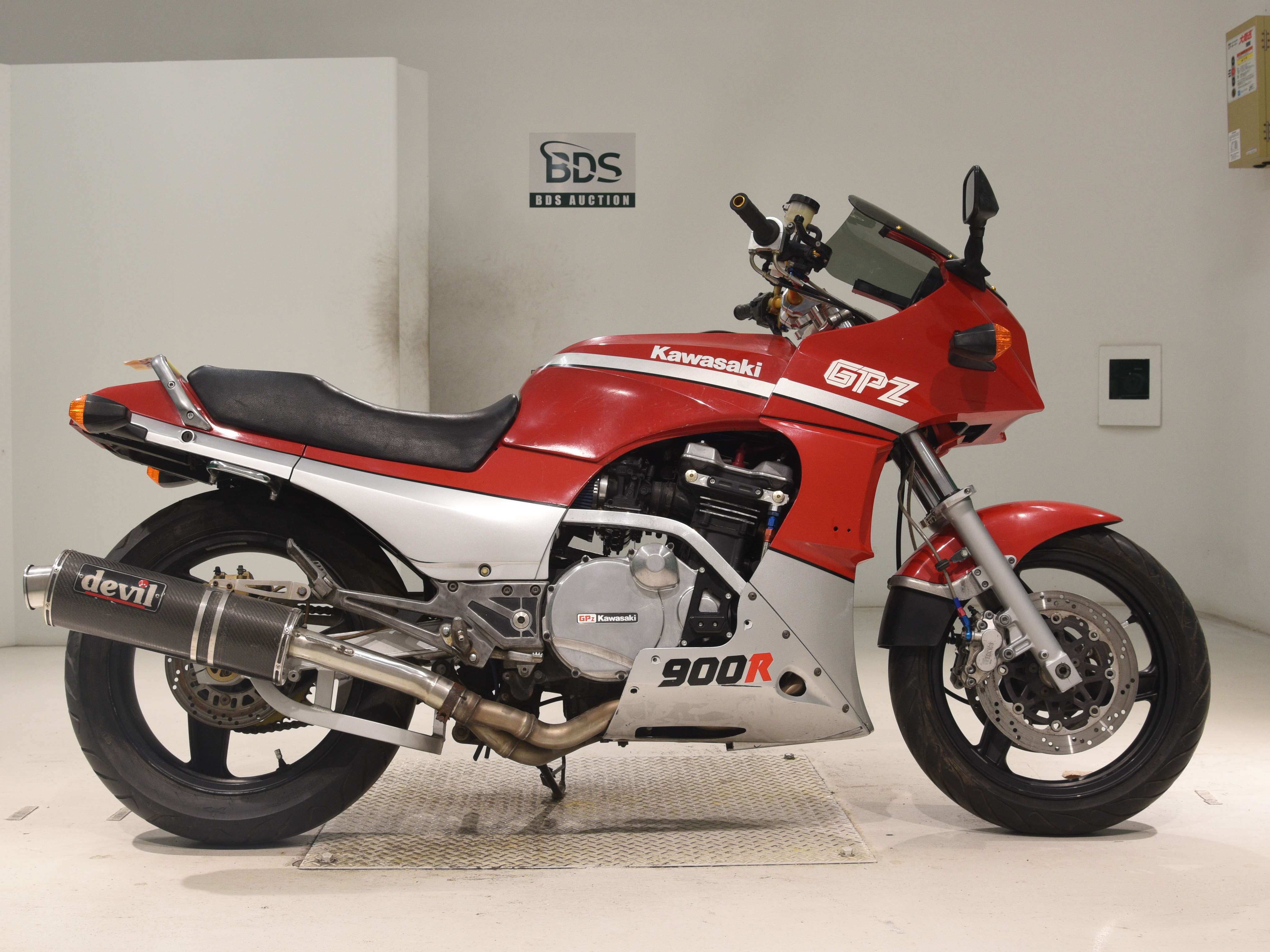 Kawasaki GPZ900R, right
