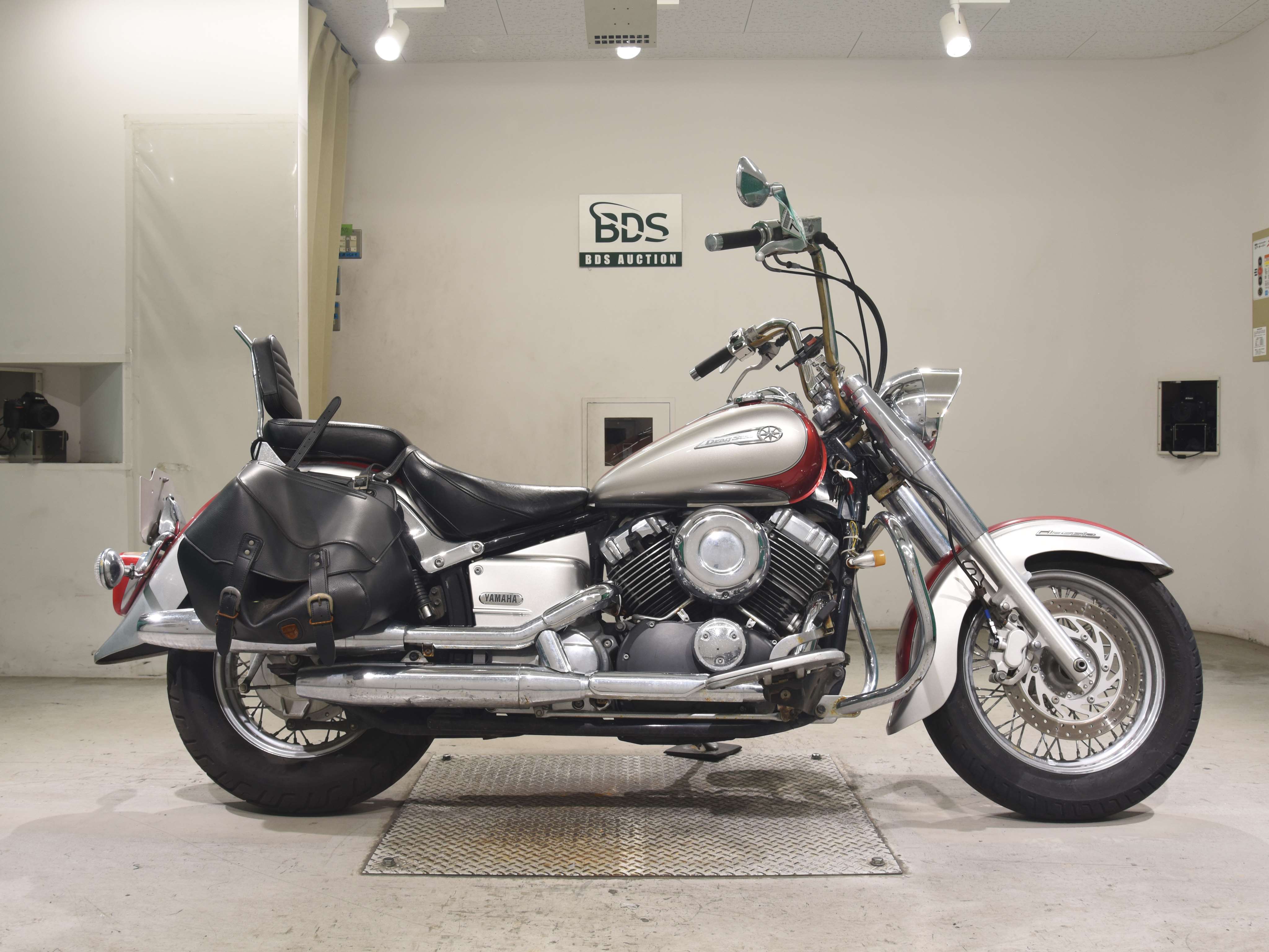 Yamaha DRAGSTAR XVS400 CLASSIC, right
