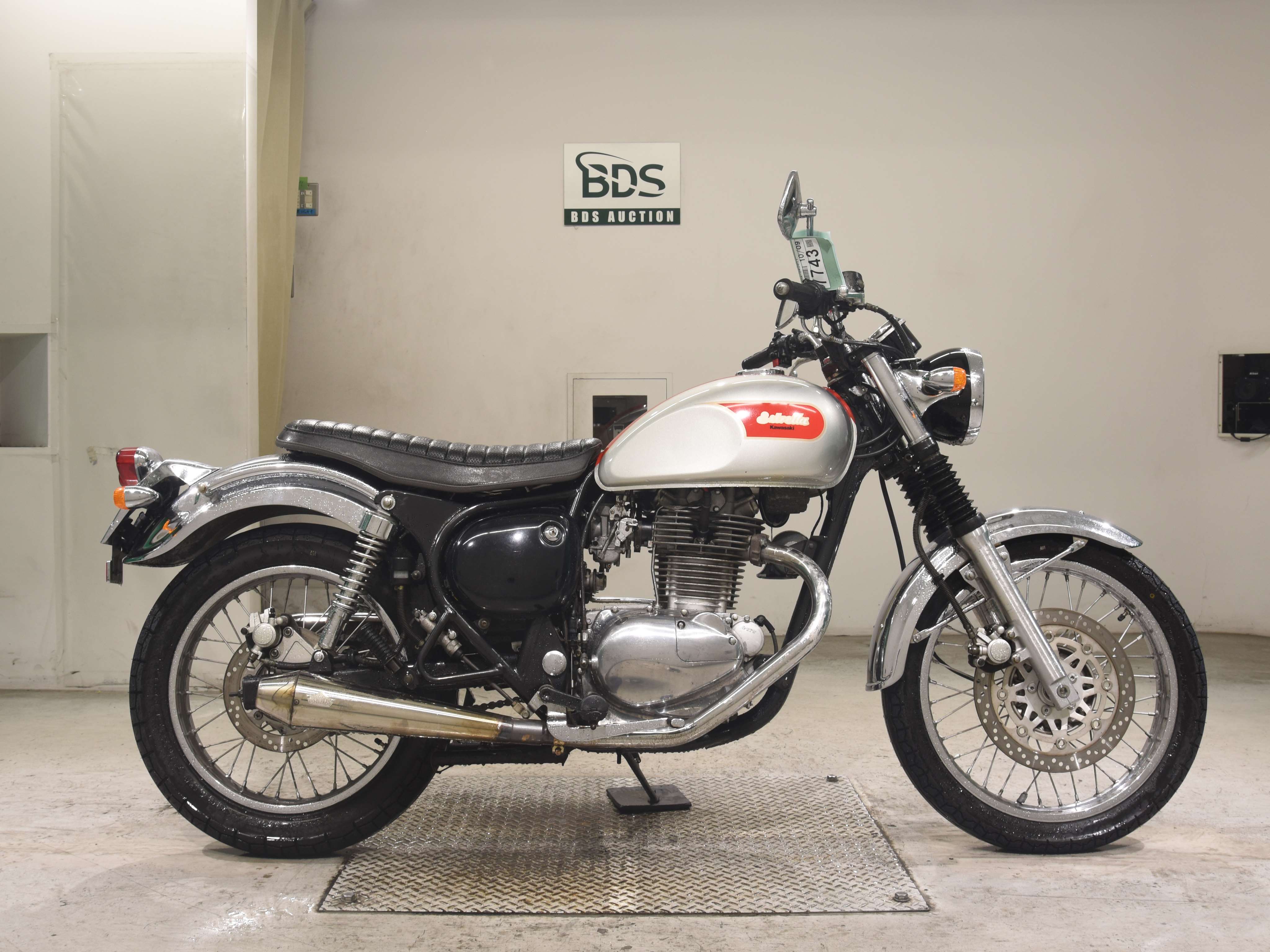 Kawasaki ESTRELLA, right