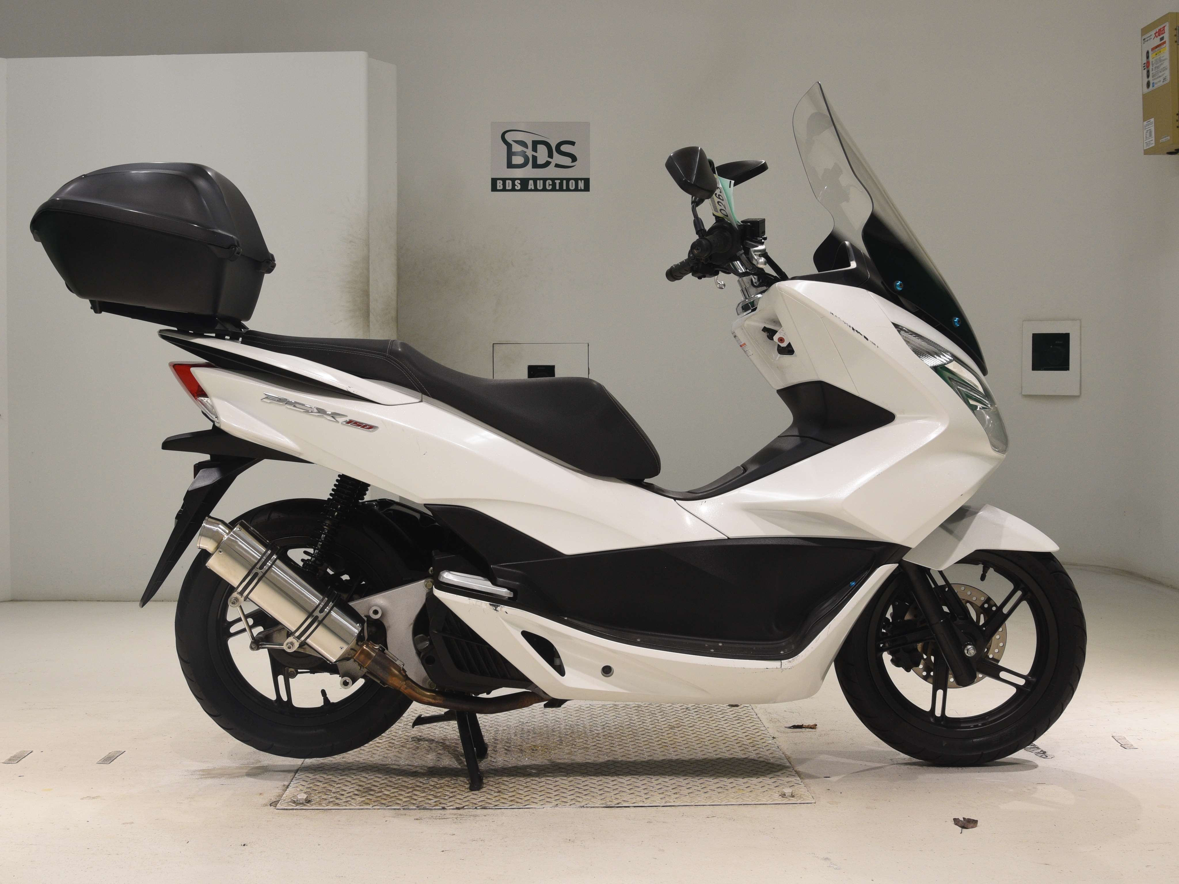 Honda PCX150, right