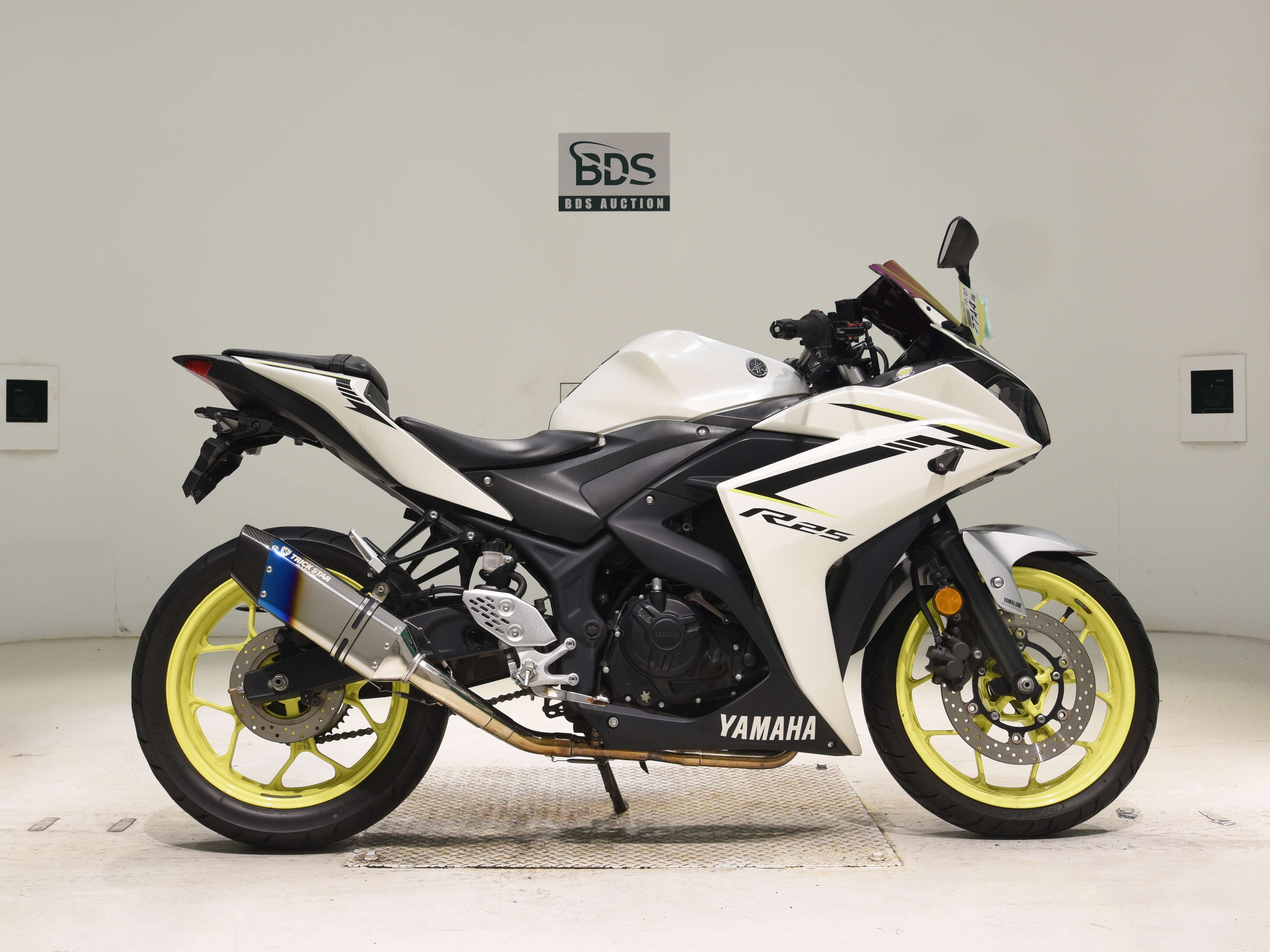 Yamaha YZF-R25, right