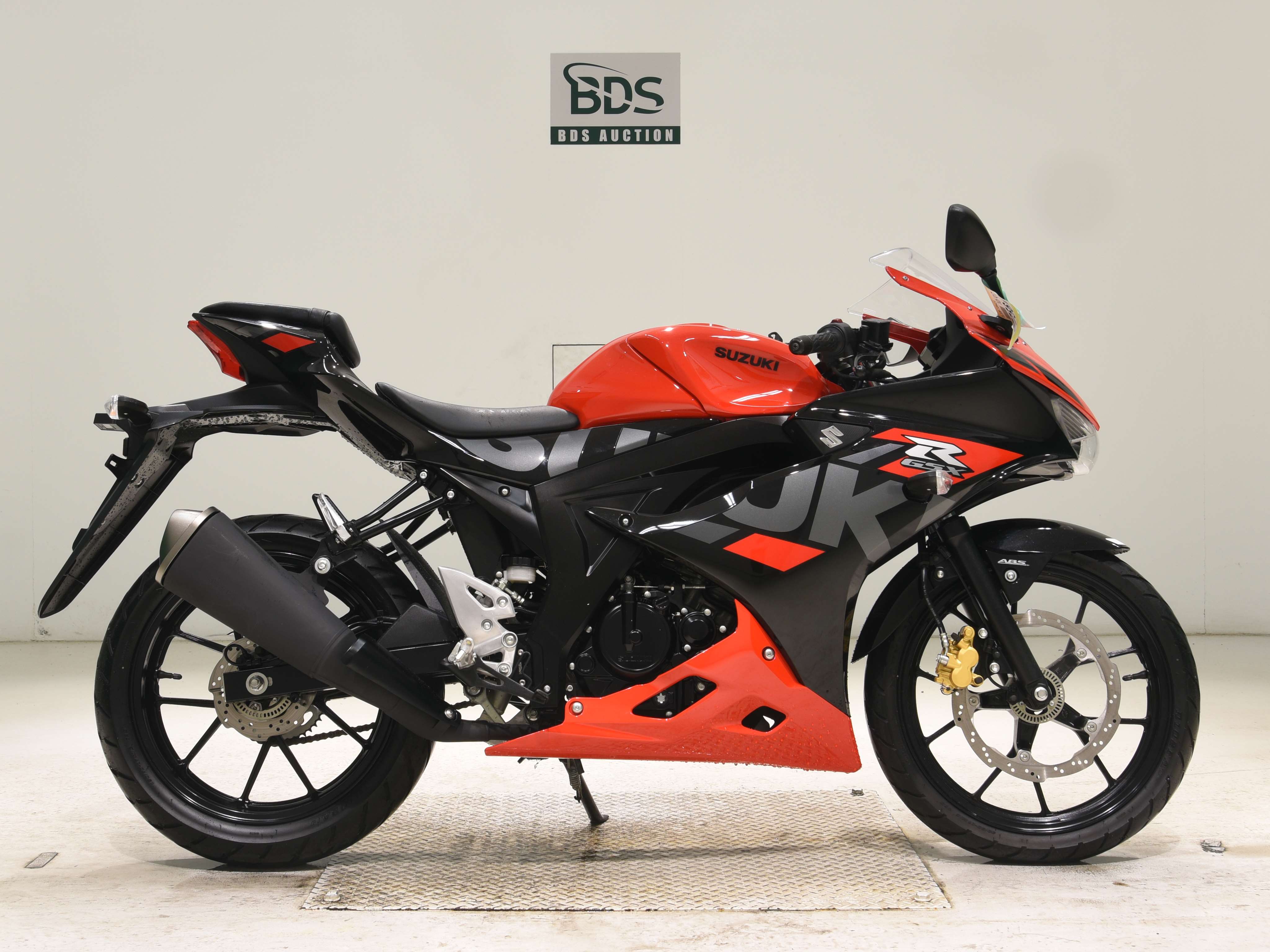 Suzuki GSX-R125, right