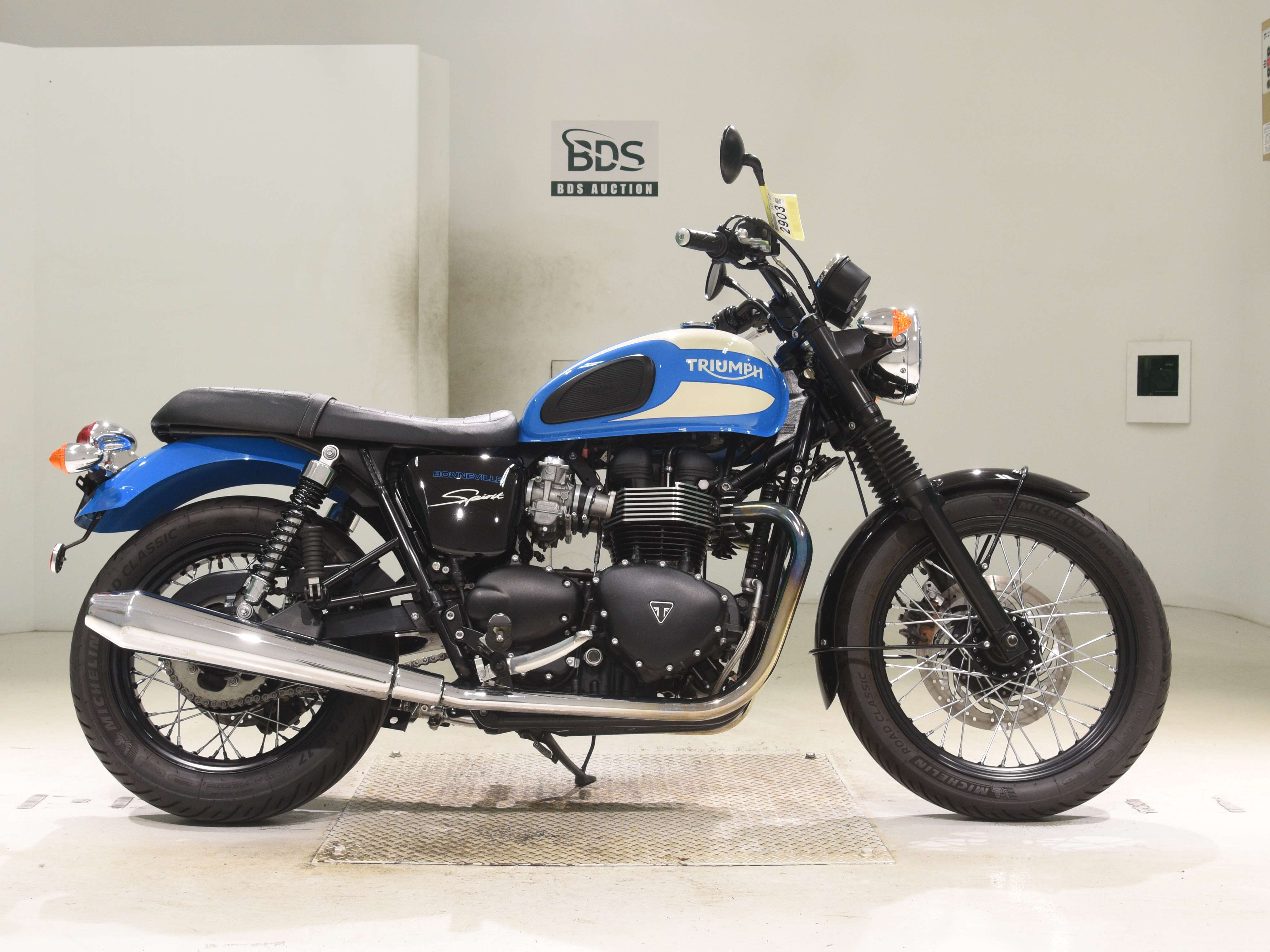 Triumph BONNEVILLE SPIRIT M, right